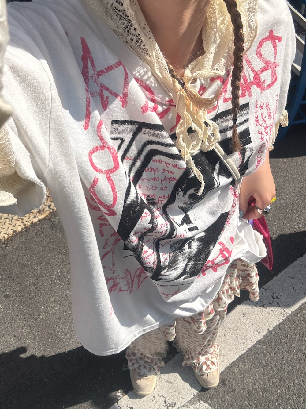 ホワイト系のTシャツ/カットソー、ホワイト系のその他パンツ、ホワイト系のチュニックを着用したレディースの春コーディネートの2枚目の写真