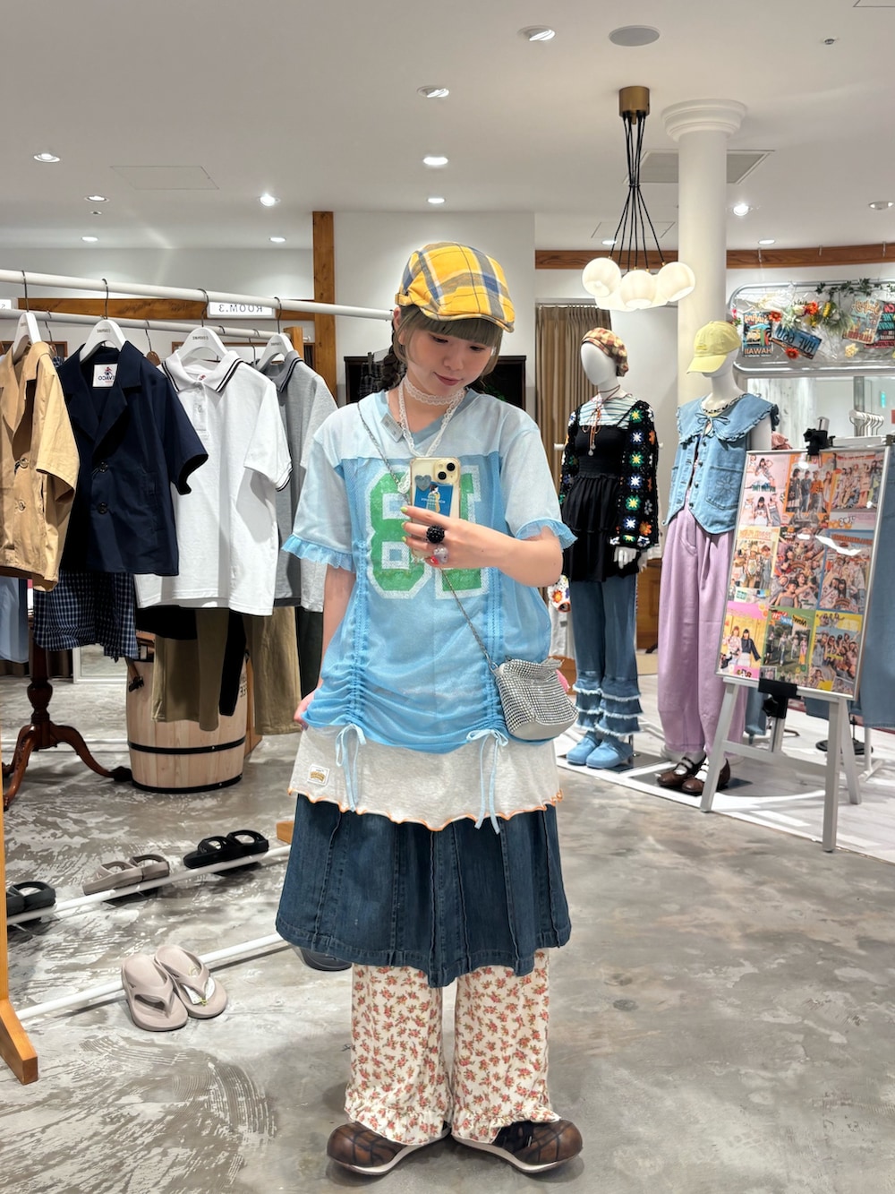 ブルー系のTシャツ/カットソー、ホワイト系のその他パンツ、ホワイト系のチュニックを着用したレディースの夏コーディネートの2枚目の写真