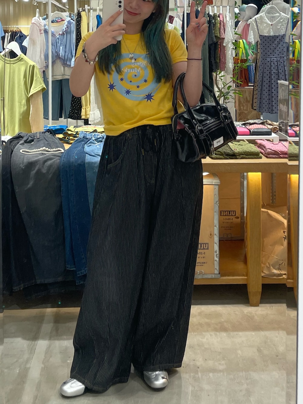 ブラック系のスニーカー、グレー系のデニムパンツ、イエロー系のTシャツ/カットソーを着用したレディースの夏コーディネートの2枚目の写真