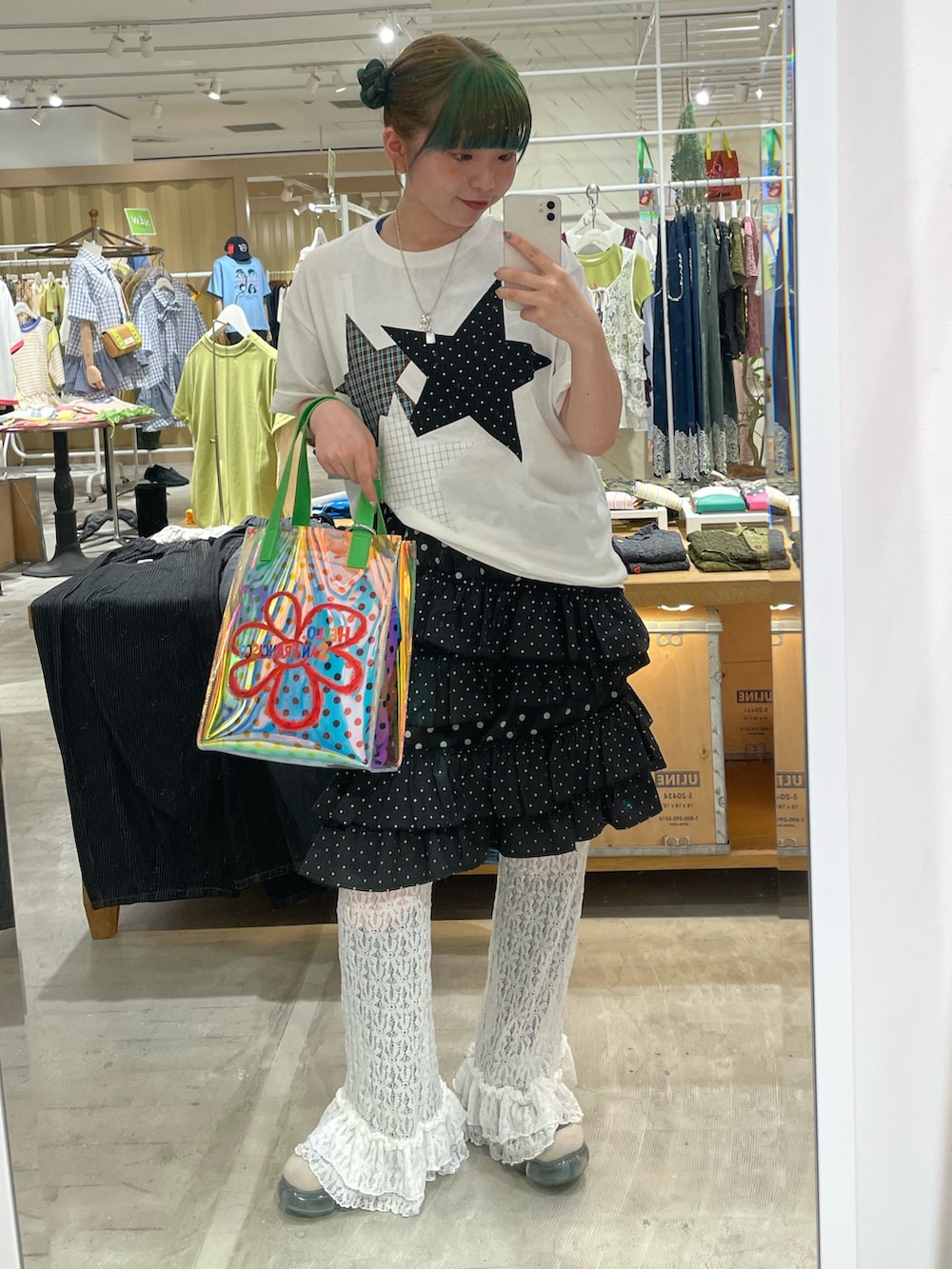 ホワイト系のTシャツ/カットソー、ブラック系のスカート、ホワイト系のその他パンツを着用したレディースの夏コーディネートの2枚目の写真