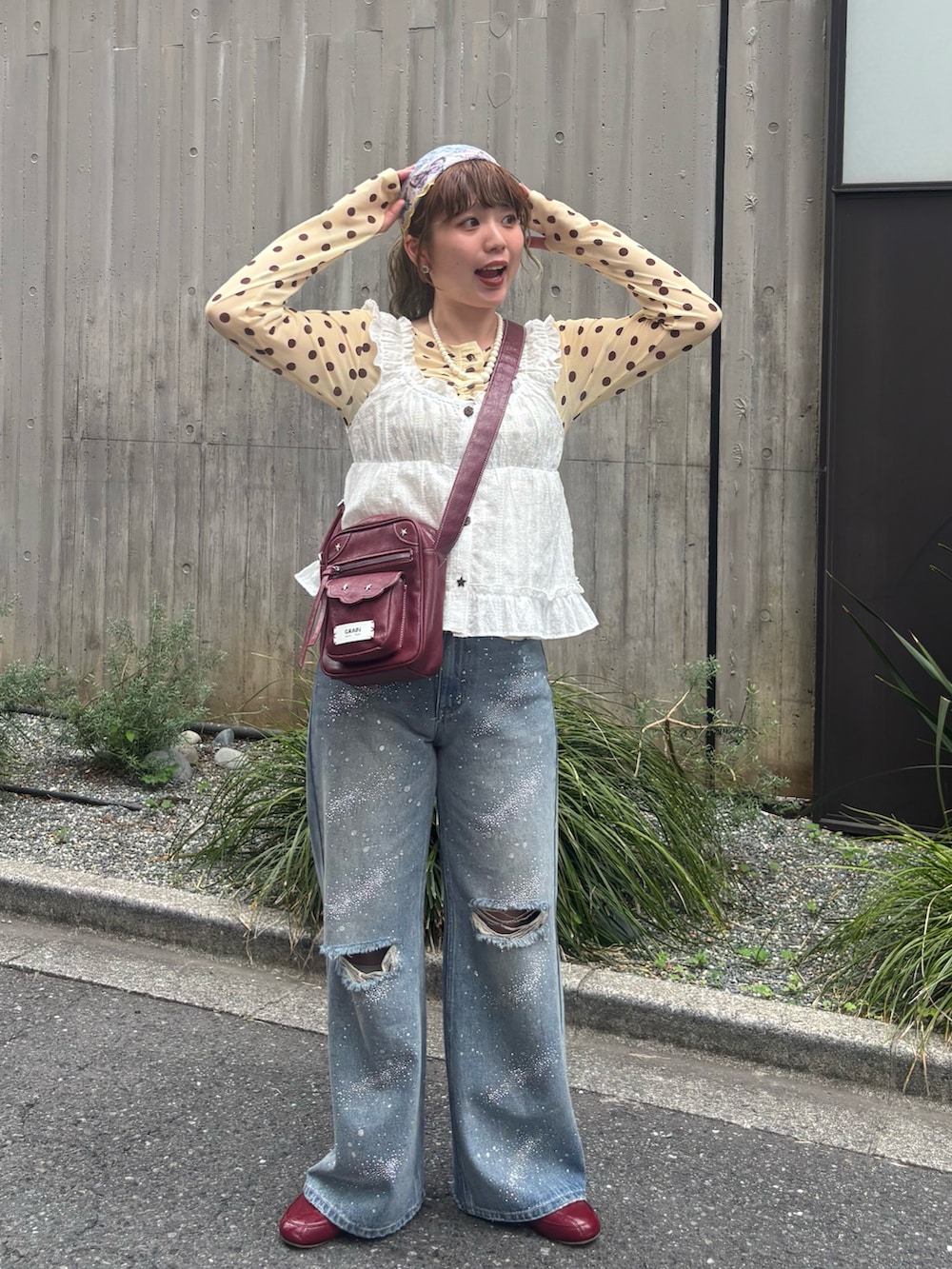 ブルー系のデニムパンツ、イエロー系のシャツ/ブラウス、ホワイト系のシャツ/ブラウスを着用したレディースの夏コーディネートの2枚目の写真