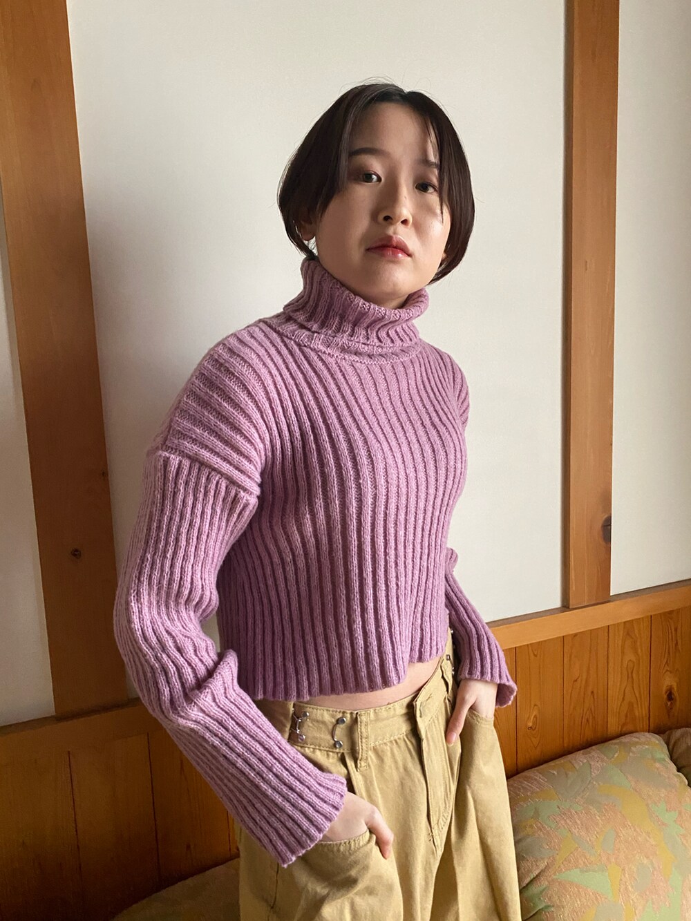 ピンク系のニット/セーターを着用したレディースの秋コーディネートの2枚目の写真