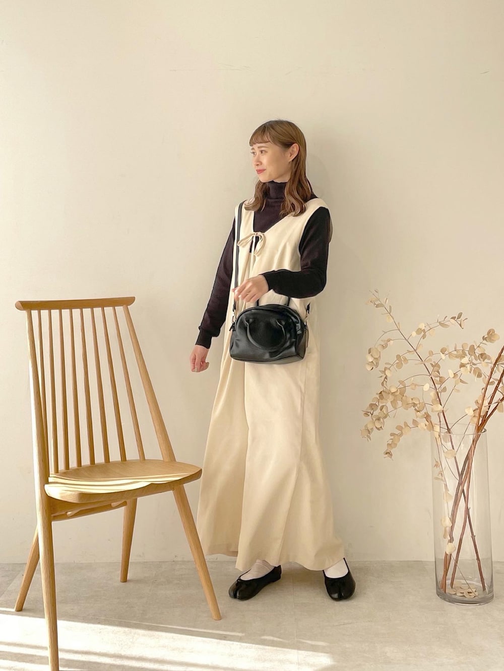 「大人カジュアル、休日コーデ、シンプルコーデ、モノトーン、モノトーンコーデ、タートルネック、ジャンパースカート、お出かけコーデ、モノクロ、ちょこび、春コーデ、ワンピース、ロングワンピース、ラクチンコーデ、足袋バレエ」｜「Babの前後2WAYジャンパーワンピース（ジャンパースカート、ホワイト系）」を使った、ちょこびさん（レディース・154cm）の春コーディネートの2枚目の写真