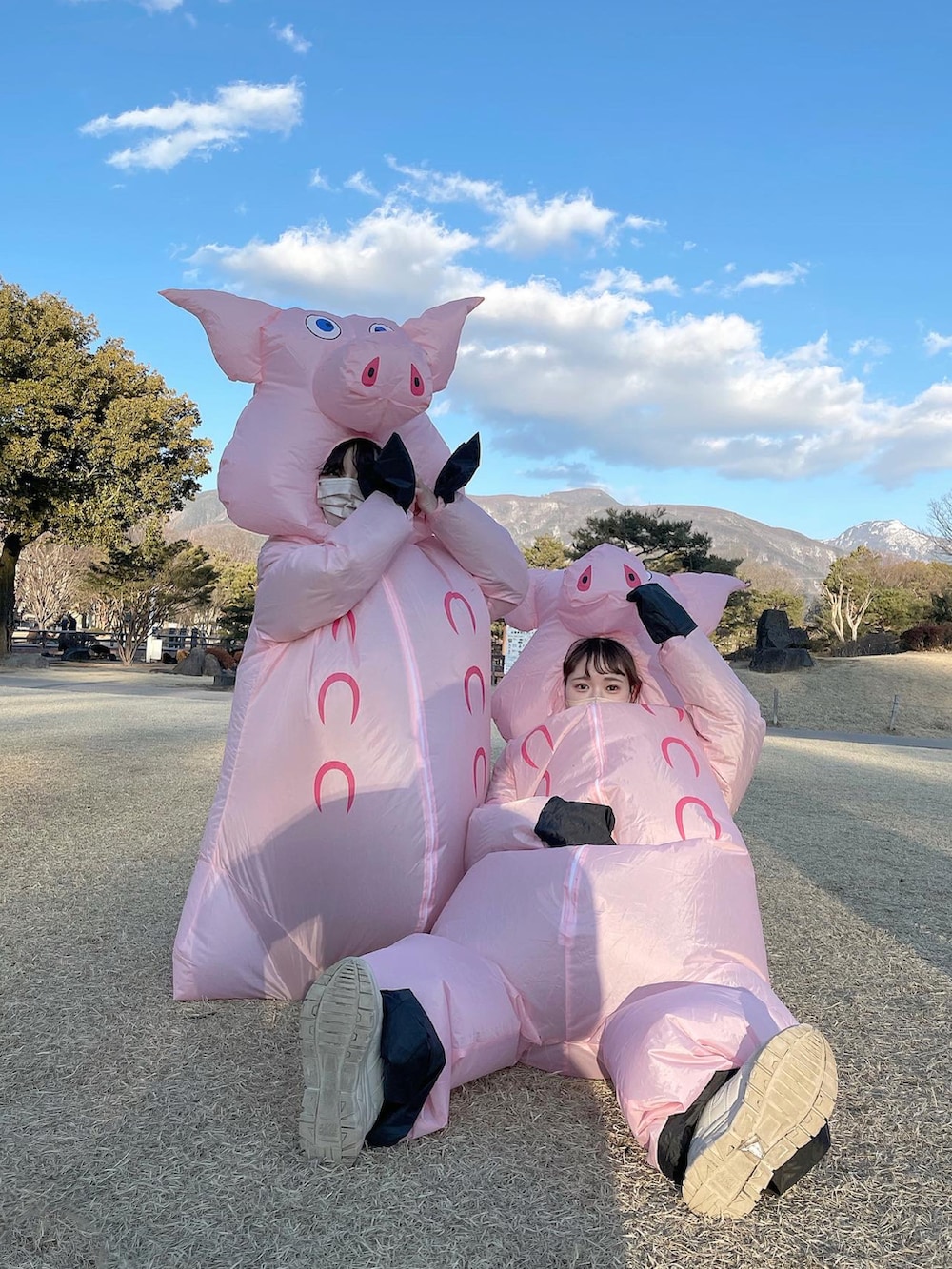 「春カラー、休日スタイル、仮装、ハロウィン、低身長、ブタ、着ぐるみ、ディズニーコーデ、おそろいコーデ、リンクコーデ、春服、おそろコーデ、ちょこび、ワントーンコーデ、カラーコーデ」｜「partyminutesのふくらむ豚さんコスチューム（コスチューム/パーティーグッズ、その他）」を使った、ちょこびさん（レディース・154cm）の春コーディネートの3枚目の写真