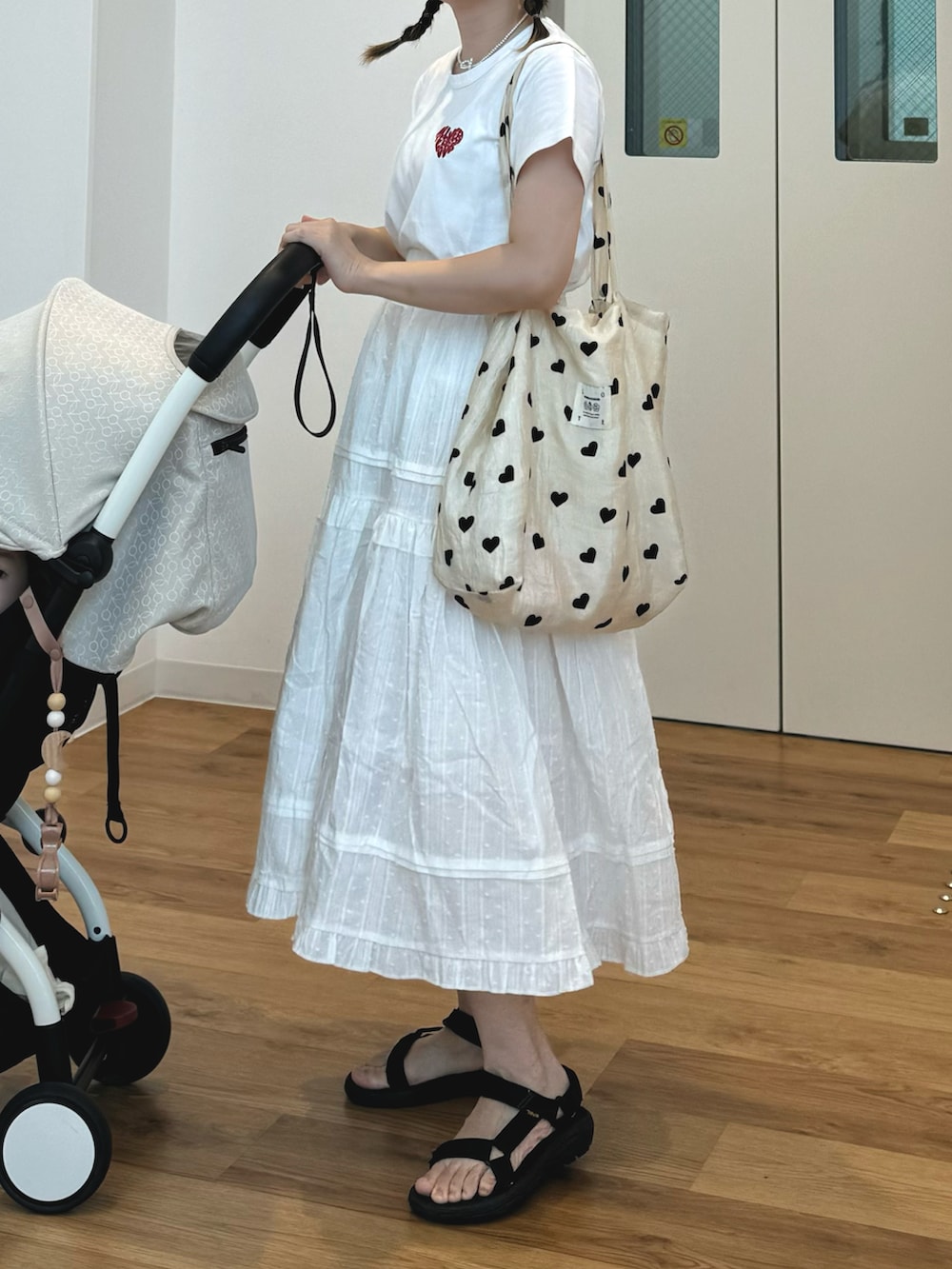 「アツいコーデ全部見せ、お出かけコーデ、白Tシャツ、ロングスカート、キャップ、ママコーデ、夏ファッション、カジュアルスタイル、今日のコーデ、シンプルコーデ、ティアードスカート、ちょこび」｜「Riberryのハートロゴラメ刺繍コンパクトTシャツ（Tシャツ/カットソー、ホワイト系）」を使った、ちょこびさん（骨格ウェーブ・レディース・154cm）の夏コーディネートの2枚目の写真