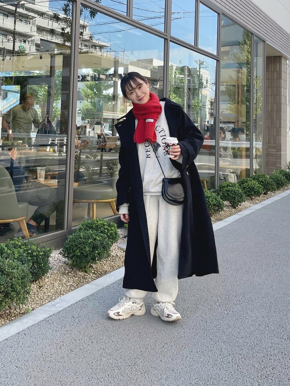 「ファッションを楽しもう、今日のコスメと服、トレンチコート、スタンドカラー、マフラー、マフラーぐるぐる、低身長、ママコーデ、ママファッション、ちょこび、休日コーデ、スウエットパンツ、ロゴスウェット、スニーカーコーデ、冬コーデ」｜「Chillfarのアーチロゴスウェット（スウェット、ベージュ系）」を使った、ちょこびさん（骨格ウェーブ・レディース・154cm）の秋コーディネートの3枚目の写真
