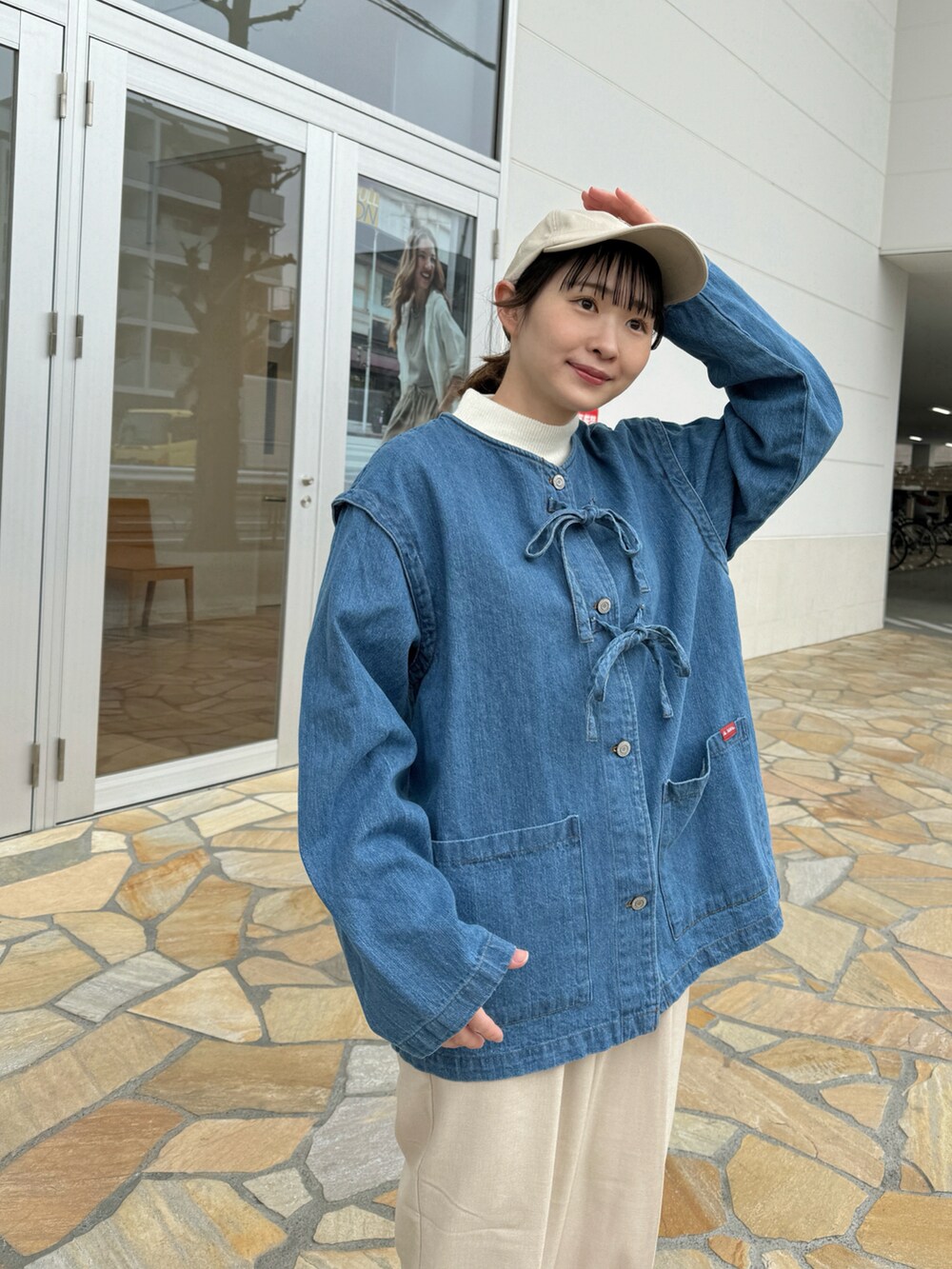 「白パンツ、デニム、デニムジャケット、カジュアルコーデ、春ファッション、今日のコスメと服、ママコーデ、リボン、キャップ、大人可愛い、ママファッション」｜「Javaの《JaVa ジャバコラボ》甘さを加えた大人カジュアルアウター。綿100%ドッキング風リボンデニムジャケット（デニムジャケット、ブルー系）」を使った、ちょこびさん（骨格ウェーブ・レディース・154cm）の春コーディネートの2枚目の写真