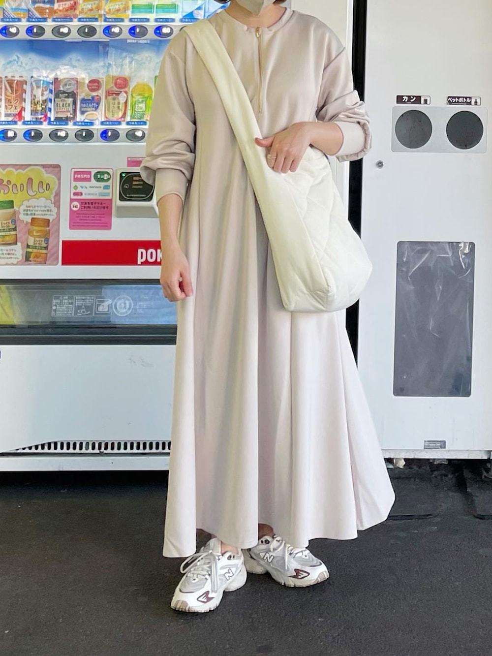 「秋服まるっと大公開、秋服準備はじめました、秋コーデ、オトナカジュアル、ロングワンピース、キャップコーデ、スニーカーコーデ、低身長女子、お出かけコーデ、低身長、スウエットワンピ、ママコーデ、産後、ニューバランス、ファッションを楽しもう」｜「GeeRAの前後2WAYハーフジップワンピース（ワンピース、ホワイト系）」を使った、ちょこびさん（骨格ウェーブ・レディース・154cm）の秋コーディネートの2枚目の写真