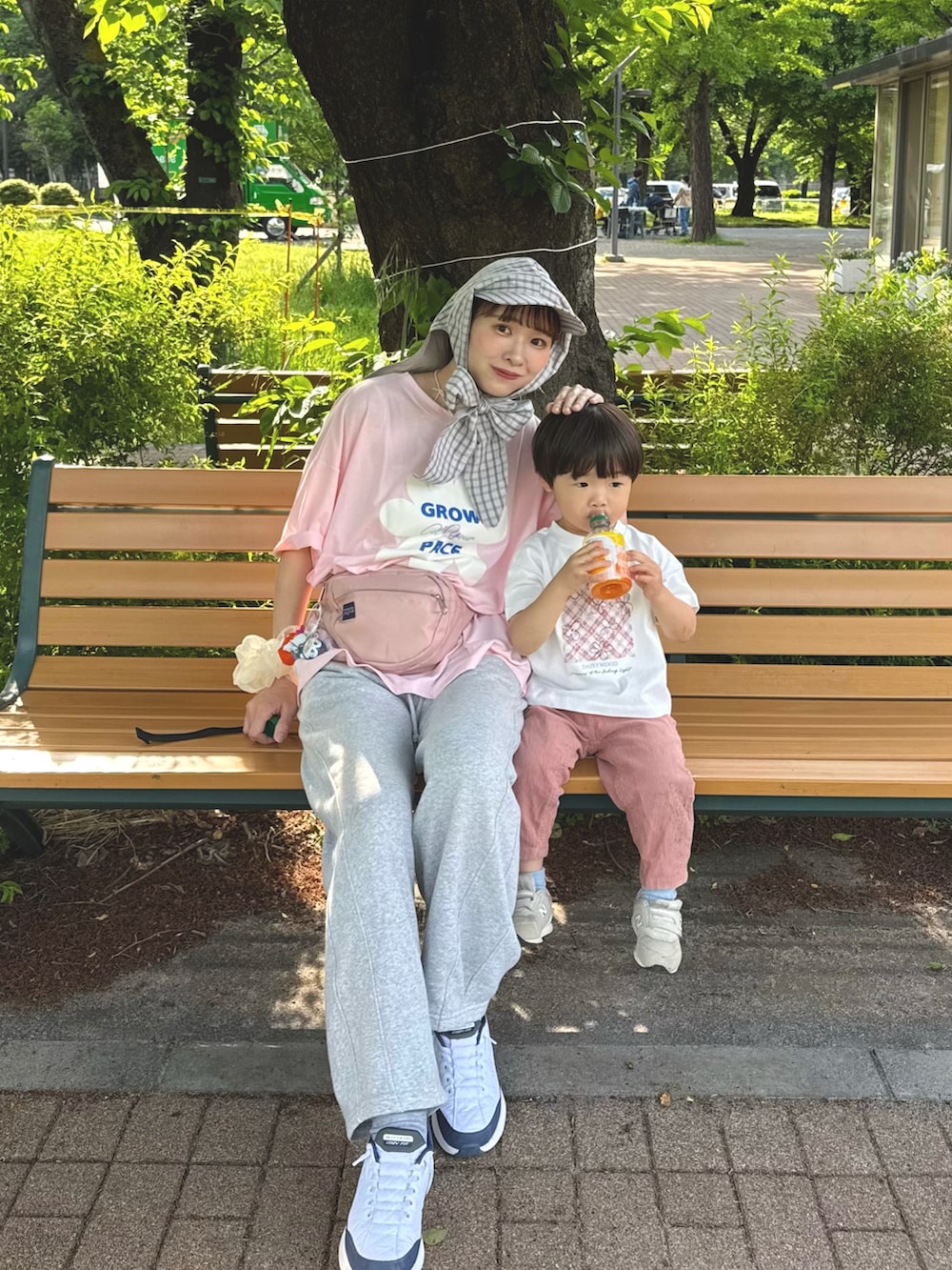 ピンク系のTシャツ/カットソー、グレー系のパンツ、ホワイト系のスニーカーを着用したレディースの春コーディネートの2枚目の写真