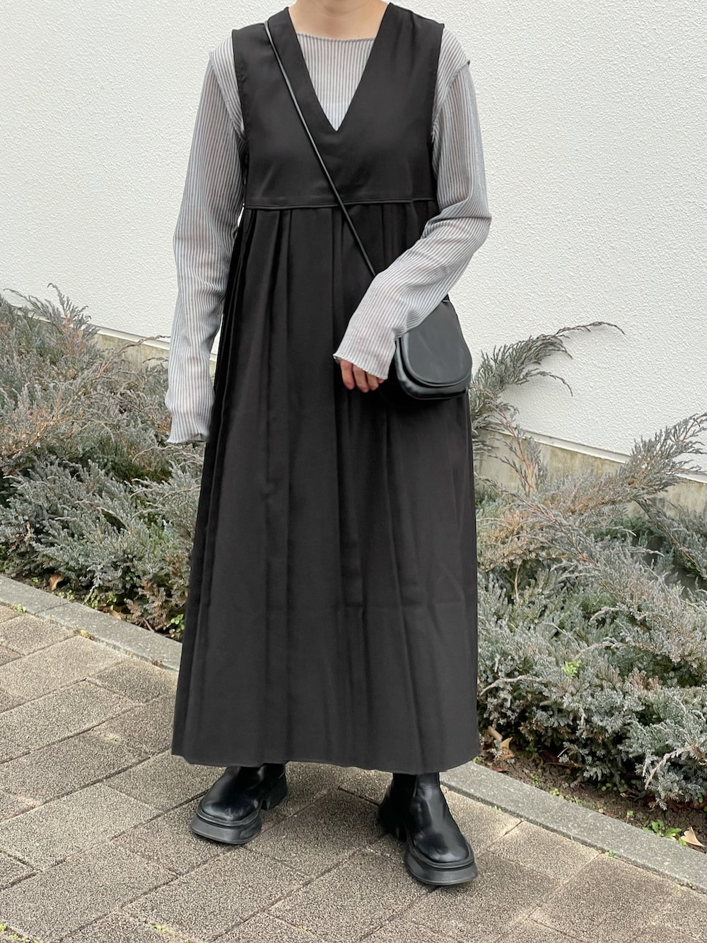 「ジャンパースカート、ロングワンピース、プリーツワンピース、シアートップス、ショートブーツ、ちょこび、ちょこびおすすめ、ほめられ本命コーデ、春コーデ、春服、ワンピース、きれいめカジュアル、大人カジュアル、オトナ女子、低身長女子」｜「Babの【ちょこび×Bab】ダブルプリーツ2WAYジャンパーワンピース（ジャンパースカート、ブラック系）」を使った、ちょこびさん（骨格ウェーブ・レディース・154cm）の冬コーディネートの2枚目の写真