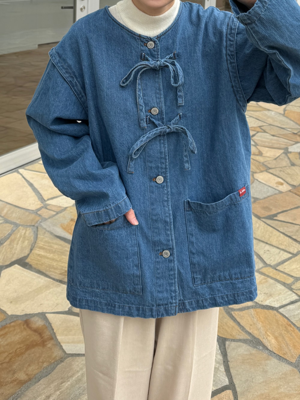 「白パンツ、デニム、デニムジャケット、カジュアルコーデ、春ファッション、今日のコスメと服、ママコーデ、リボン、キャップ、大人可愛い、ママファッション」｜「Javaの《JaVa ジャバコラボ》甘さを加えた大人カジュアルアウター。綿100%ドッキング風リボンデニムジャケット（デニムジャケット、ブルー系）」を使った、ちょこびさん（骨格ウェーブ・レディース・154cm）の春コーディネートの4枚目の写真