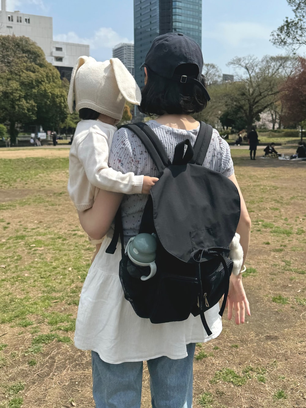 「マザーズバッグ、マザーズリュック、リュック、バックパック、公園コーデ、ママコーデ、ママファッション、キャップ、春服コーデ、着回しコーデ、レイヤードスタイル、ちょこび、大人可愛い」｜「INTER FACTORYのちょこび - マザーズリュック made in INTER FACTORY（バックパック/リュック、ブラック系）」を使った、ちょこびさん（レディース・154cm）の春コーディネートの2枚目の写真