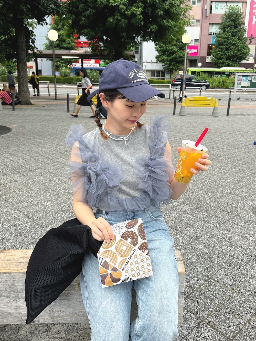 「チュール、キャップ、ママコーデ、ノースリーブ、デニム、デニムパンツ、夏コーデ、ラクチンコーデ、おでかけコーデ、休日スタイル」｜「sakishimatokyoの【3WAY】チュールドッキングトップス（その他トップス、グレー系）」を使った、ちょこびさん（骨格ウェーブ・レディース・154cm）の夏コーディネートの2枚目の写真