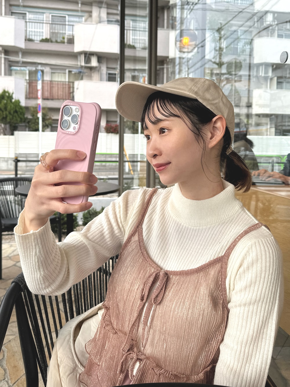 「ビスチェ、春コーデ、春カラー、ピンク、カラーコーデ、カラーパンツ、トートバッグ、ママコーデ、ママファッション、ちょこび、春服みてみて、春色、Coming soon...、キャップ、春のおしゃ見えテクニック」｜「FREAK'S STOREのシアーラメプリーツビスチェ（キャミソール、ピンク系）」を使った、ちょこびさん（骨格ウェーブ・レディース・154cm）の春コーディネートの2枚目の写真