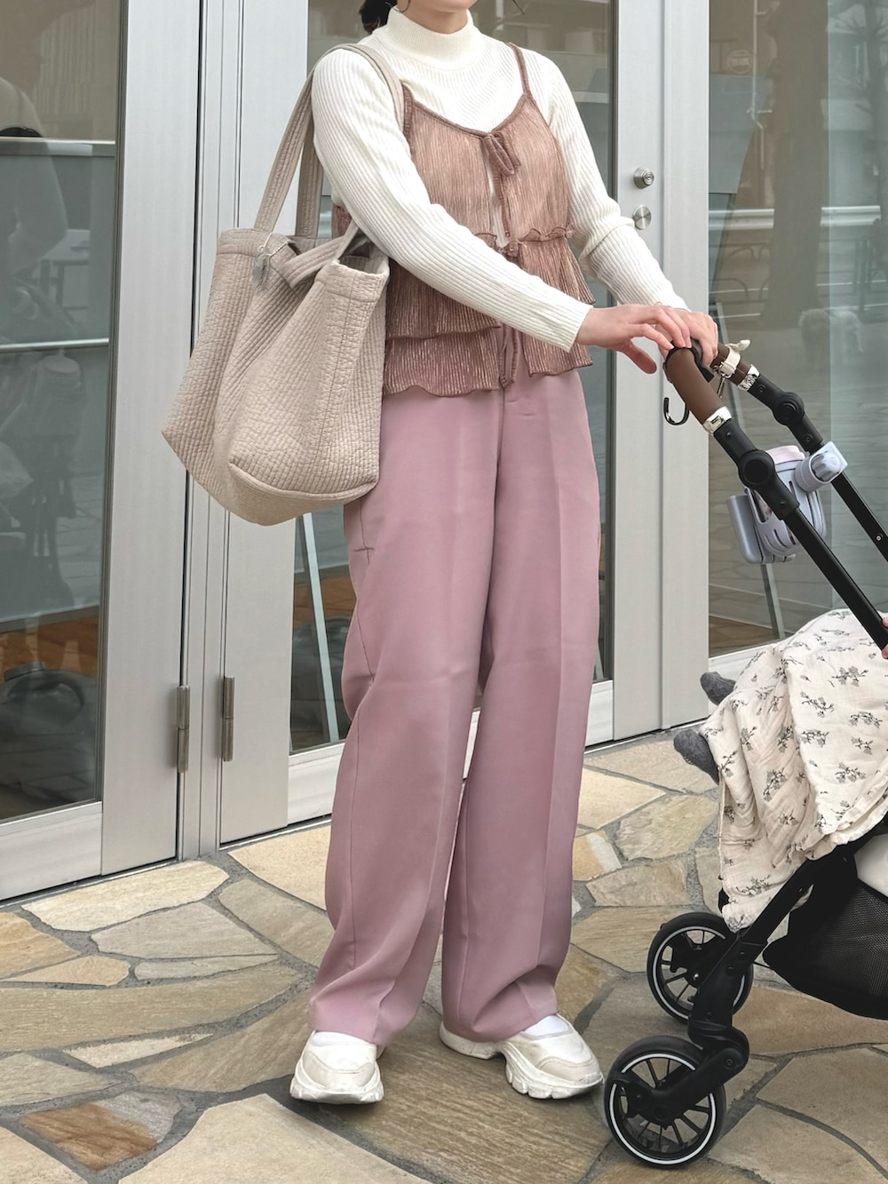 「ビスチェ、春コーデ、春カラー、ピンク、カラーコーデ、カラーパンツ、トートバッグ、ママコーデ、ママファッション、ちょこび、春服みてみて、春色、Coming soon...、キャップ、春のおしゃ見えテクニック」｜「FREAK'S STOREのシアーラメプリーツビスチェ（キャミソール、ピンク系）」を使った、ちょこびさん（骨格ウェーブ・レディース・154cm）の春コーディネートの3枚目の写真