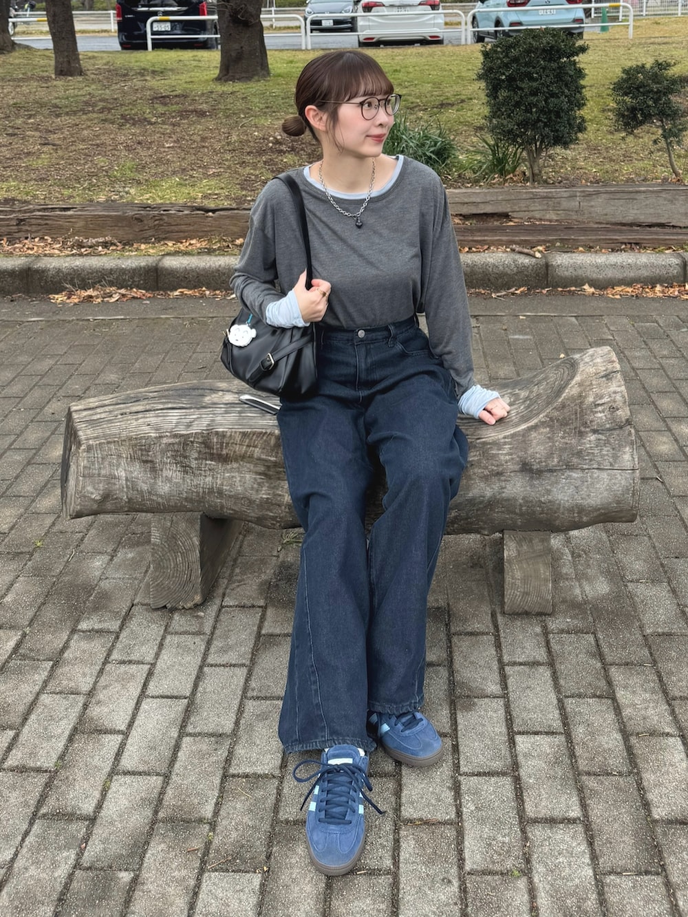 ブルー系のデニムパンツ、ブルー系のスニーカー、グレー系のTシャツ/カットソーを着用したレディースの冬コーディネートの2枚目の写真
