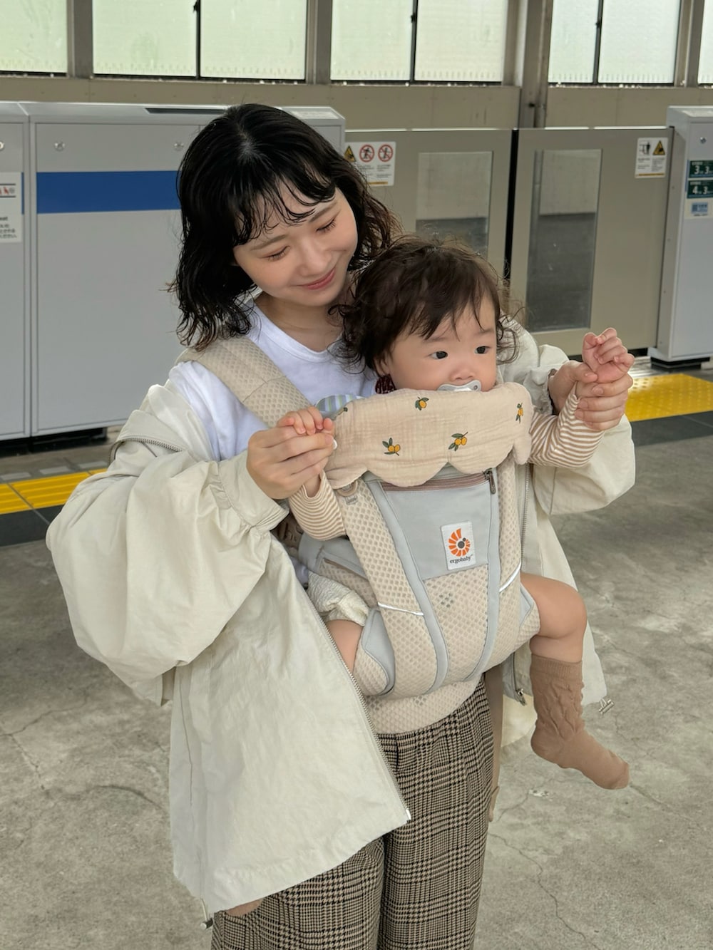 「チェック、秋コーデ、ママコーデ、チェックパンツ、抱っこ紐、お出かけコーデ、秋服準備はじめました」｜「Bonjour Saganのミドルマウンテンパーカー（マウンテンパーカー、ホワイト系）」を使った、ちょこびさん（骨格ウェーブ・レディース・154cm）の秋コーディネートの3枚目の写真