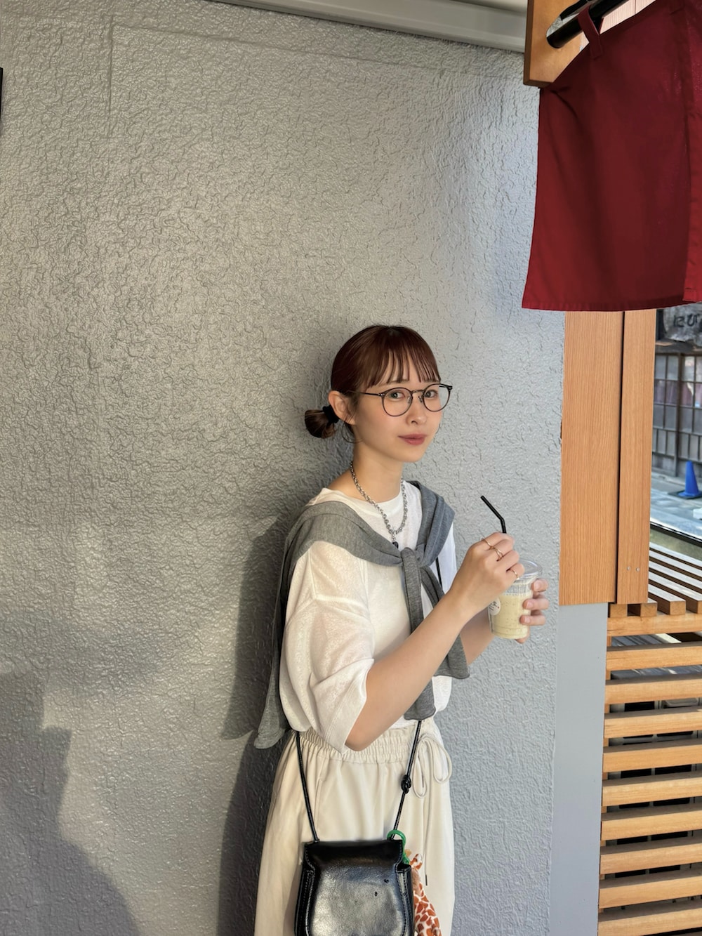 ホワイト系のその他パンツ、シルバー系のスニーカー、ホワイト系のTシャツ/カットソーを着用したレディースの春コーディネートの2枚目の写真