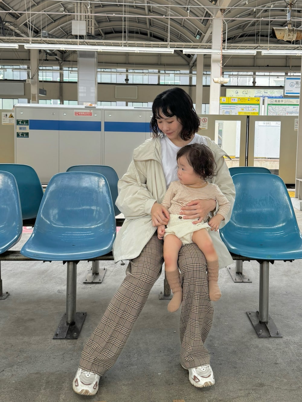 「チェック、秋コーデ、ママコーデ、チェックパンツ、抱っこ紐、お出かけコーデ、秋服準備はじめました」｜「Bonjour Saganのミドルマウンテンパーカー（マウンテンパーカー、ホワイト系）」を使った、ちょこびさん（骨格ウェーブ・レディース・154cm）の秋コーディネートの2枚目の写真