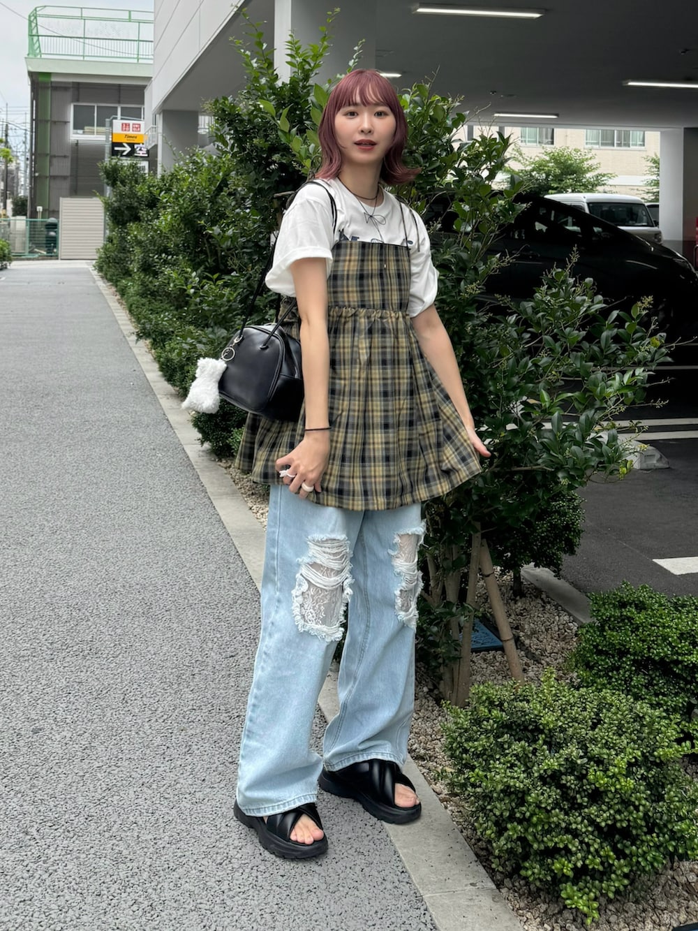 「カスタネ、ダメージデニムパンツ、レースパンツ、チェックキャミワンピース、キャミワンピ、ママコーデ、ママファッション、夏コーデ、レイヤードスタイル、サンダル、ちょこび」｜「Kastaneの【WEB限定】チェックキャミビスチェ（キャミソール、イエロー系）」を使った、ちょこびさん（レディース・154cm）の夏コーディネートの2枚目の写真