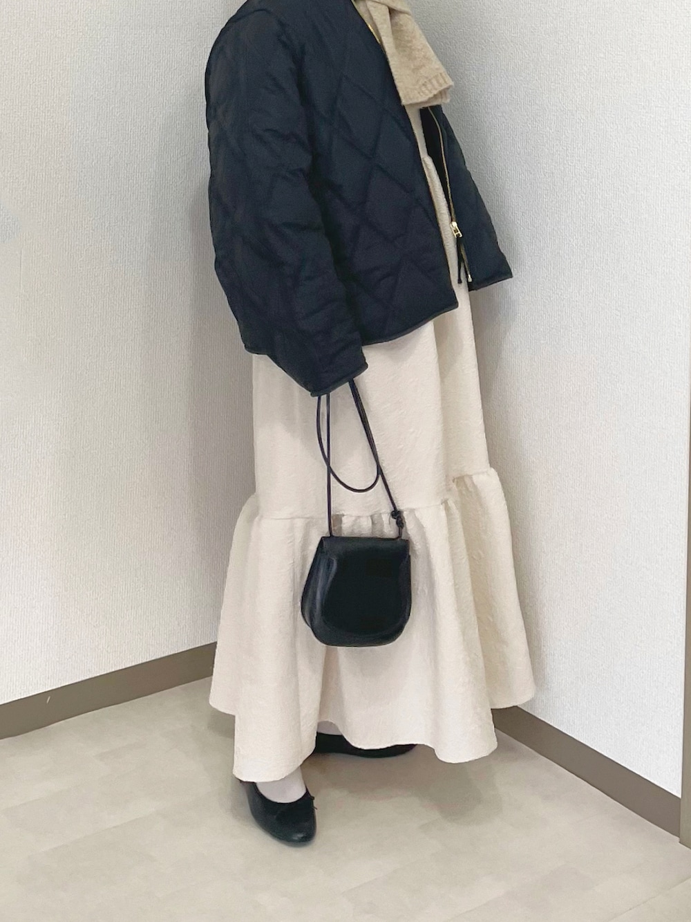 「大人かわいい、ティアードスカート、ロングワンピース、キルティング、キルティングジャケット、モノトーンコーデ、マフラー、ママコーデ、ショルダーバッグ、休日コーデ、お出かけコーデ、冬コーデ、アウター、寒い、モノトーン」｜「OPAQUE.CLIPのボアライナー付き キルティングショートコート【洗える】（その他アウター、ブラック系）」を使った、ちょこびさん（骨格ウェーブ・レディース・154cm）の冬コーディネートの2枚目の写真