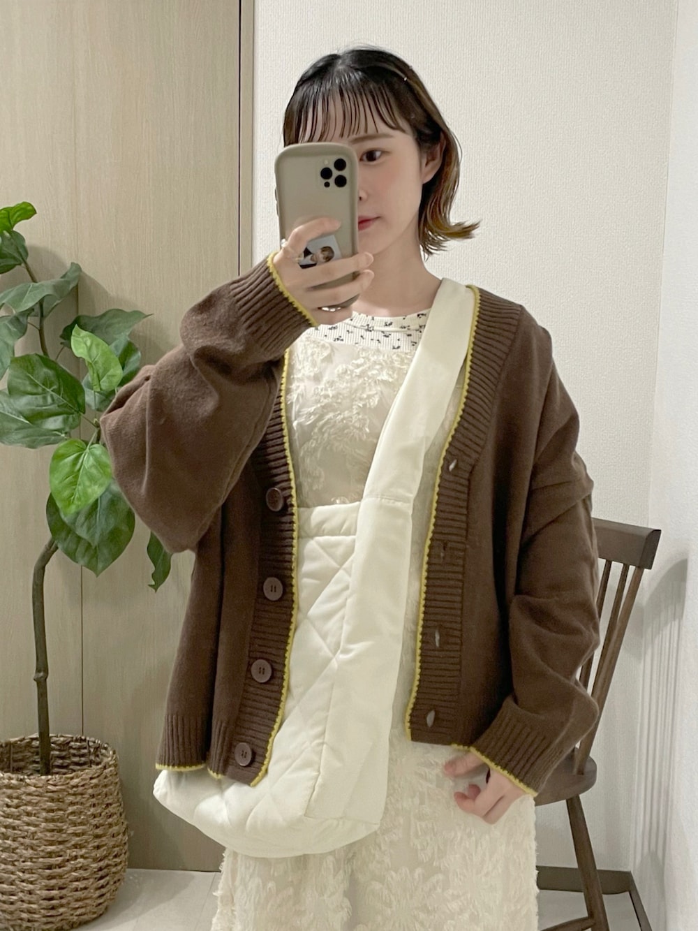 「秋コーデ、秋服、カーディガン、ワンピース、ロングワンピース、スニーカーコーデ、キルティングバッグ、初秋コーデ、ママコーデ、秋服準備はじめました、秋カラー、今日のコスメと服、ジャガード、ジャガードワンピース、秋服まるっと大公開」｜「callautiaのジャガードキャミワンピース（ワンピース、ホワイト系）」を使った、ちょこびさん（骨格ウェーブ・レディース・154cm）の秋コーディネートの2枚目の写真