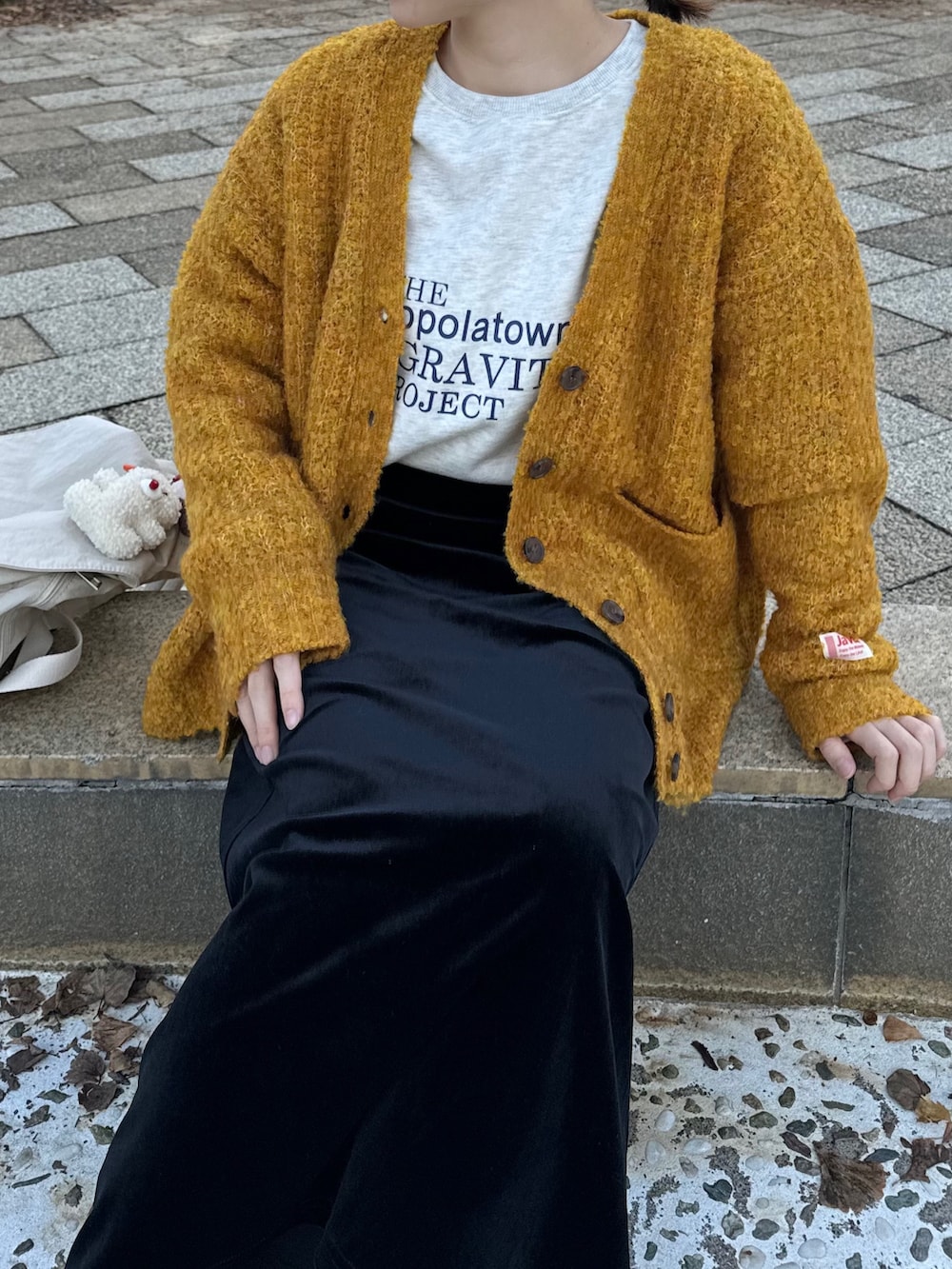 「最近のいい感じコーデ、ママコーデ、ママファッション、イエロー、黄色、スニーカーコーデ、リュック、バックパック、大人コーデ、おでかけコーデ、お出かけコーデ、ニット/セーター、大人ファッション、低身長女子、ゆるニット」｜「Javaの《JAVAジャバ 別注》大人モテレディに。秋冬に大活躍!ブークレーVネックカーデ（カーディガン/ボレロ、イエロー系）」を使った、ちょこびさん（レディース・154cm）の秋コーディネートの2枚目の写真