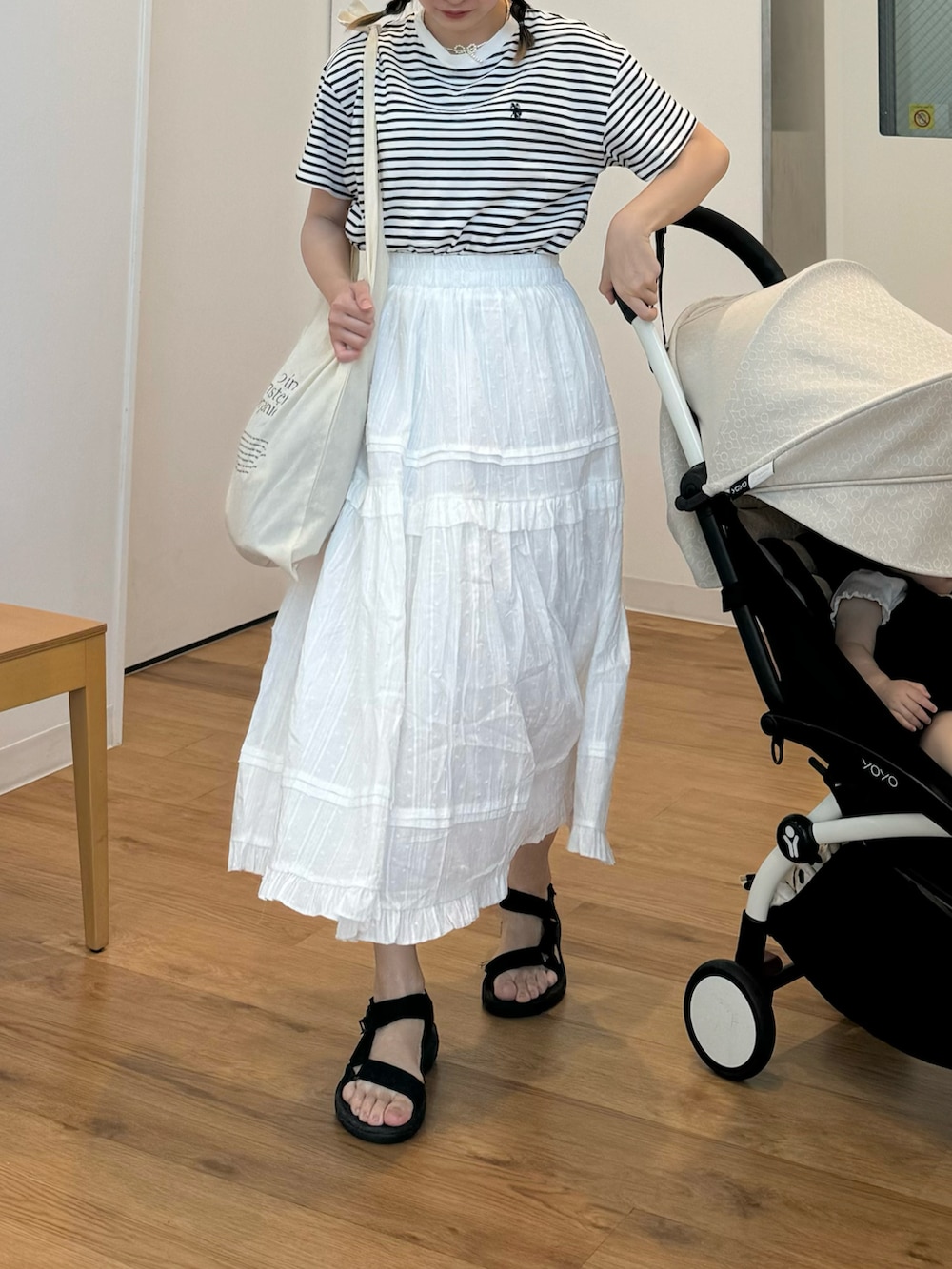 「お出かけコーデ、休日スタイル、夏コーデ、ティアードスカート、ボーダー、チューリップハット、サンダル、ちょこび、ママコーデ」｜「U.S. POLO ASSN.の∴WEGO/U.S.POLO ASSN.別注ワンポイントTシャツ（Tシャツ/カットソー、ホワイト系）」を使った、ちょこびさん（骨格ウェーブ・レディース・154cm）の夏コーディネートの2枚目の写真