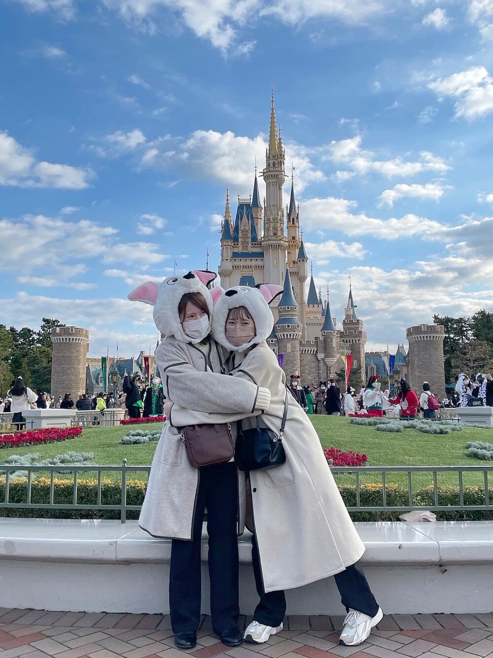 「今日のコーデ、ディズニー、パイピングコート、パイピング、シミラールック、黒パンツ、低身長女子、着回しコーデ、パンツスタイル、リンクコーデ、双子コーデ、ボストンバッグ、ディズニーランド、ショルダーバッグ、101匹わんちゃん」｜「Aunt Marie'sの【低身長向けSサイズ有】ノーカラーパイピングガウンコート / AUNTMARIE'S（ステンカラーコート、ベージュ系）」を使った、ちょこびさん（レディース・154cm）の冬コーディネートの2枚目の写真