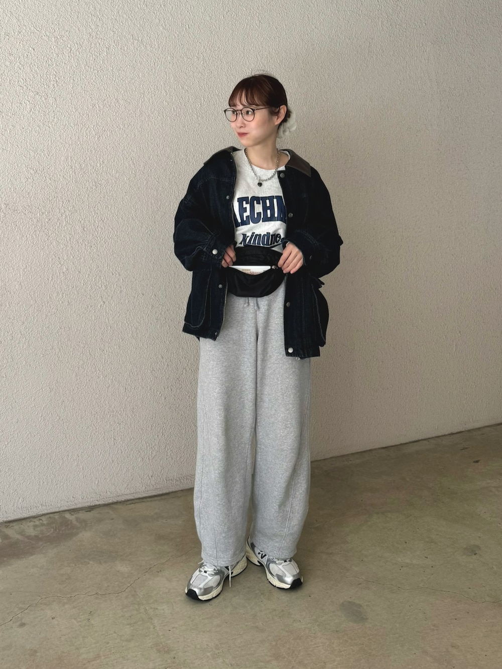 ブルー系のデニムジャケット、グレー系のスウェット、ブラック系のボディバッグ/ウエストポーチを着用したレディースの春コーディネートの2枚目の写真
