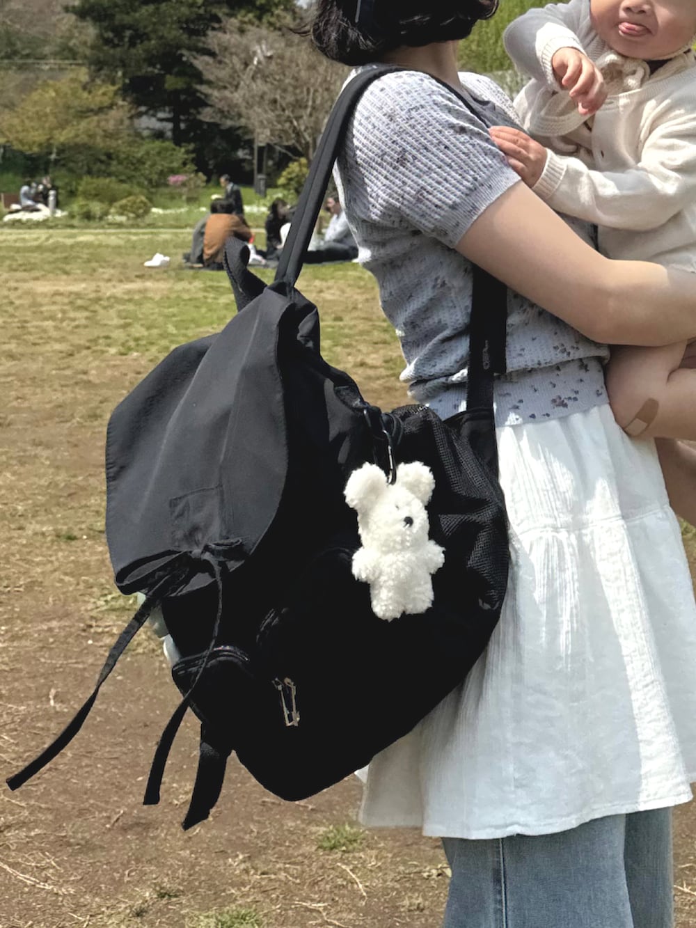 「マザーズバッグ、マザーズリュック、リュック、バックパック、公園コーデ、ママコーデ、ママファッション、キャップ、春服コーデ、着回しコーデ、レイヤードスタイル、ちょこび、大人可愛い」｜「INTER FACTORYのちょこび - マザーズリュック made in INTER FACTORY（バックパック/リュック、ブラック系）」を使った、ちょこびさん（レディース・154cm）の春コーディネートの3枚目の写真