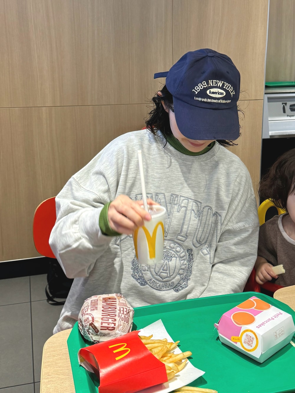 「秋っぽコーデ更新中、ロゴスウェット、レオパード、キャップ、スウェットコーデ、ママコーデ、ちょこび、お出かけコーデ、初秋コーデ、プチプラ」｜「Bonjour Saganの白抜きカレッジロゴ刺繍BIGスウェット（スウェット、グレー系）」を使った、ちょこびさん（骨格ウェーブ・レディース・154cm）の秋コーディネートの2枚目の写真
