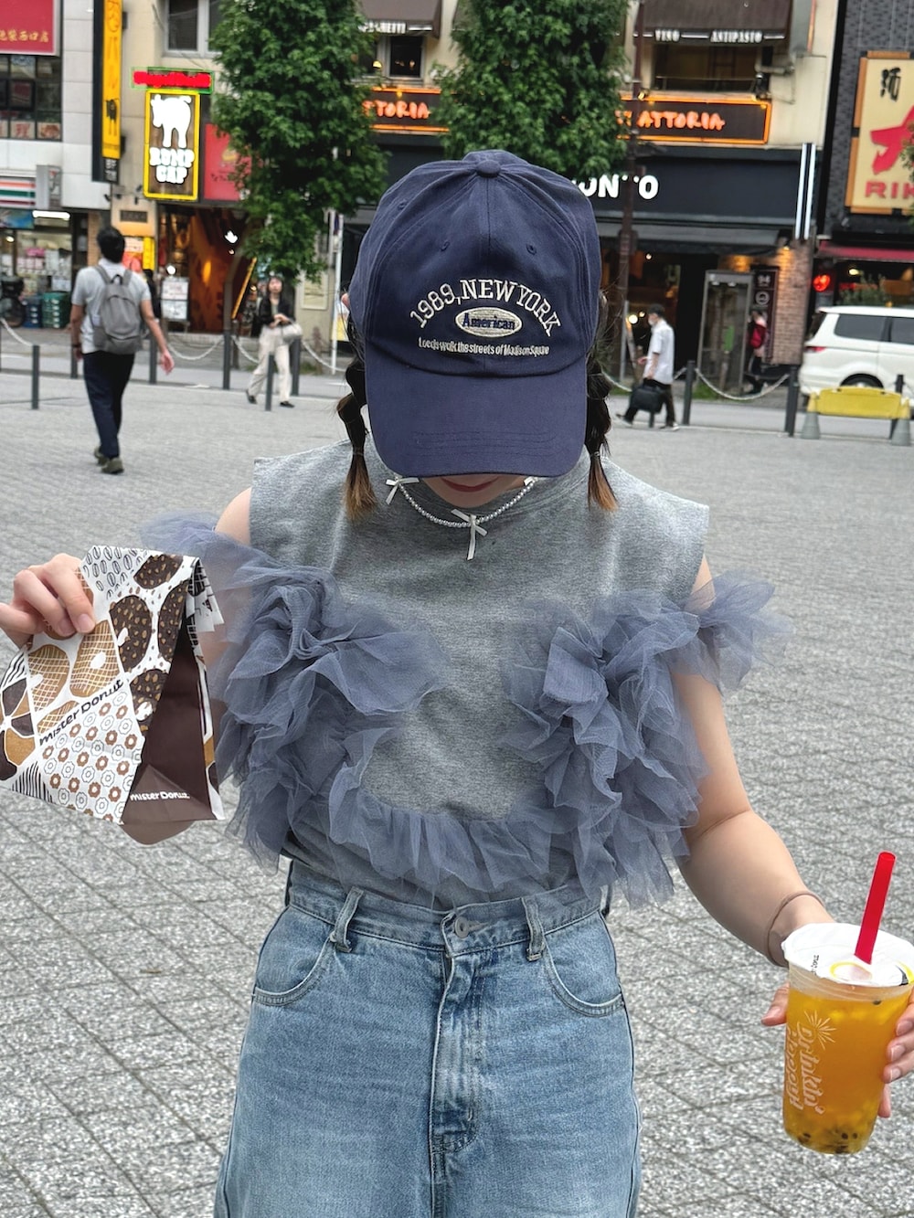 「チュール、キャップ、ママコーデ、ノースリーブ、デニム、デニムパンツ、夏コーデ、ラクチンコーデ、おでかけコーデ、休日スタイル」｜「sakishimatokyoの【3WAY】チュールドッキングトップス（その他トップス、グレー系）」を使った、ちょこびさん（骨格ウェーブ・レディース・154cm）の夏コーディネートの3枚目の写真