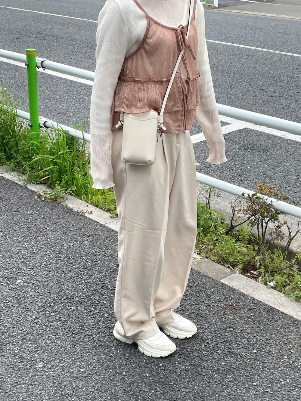 「春のNewスタイル、春服コーデ、おでかけコーデ、花見、春コーデ、お出かけコーデ、レイヤードスタイル、パンツスタイル、春色、ショルダーバッグ、ママコーデ、ちょこび、シアートップス、淡色コーデ、大人可愛い」｜「FREAK'S STOREのシアーラメプリーツビスチェ（キャミソール、ピンク系）」を使った、ちょこびさん（骨格ウェーブ・レディース・154cm）の春コーディネートの3枚目の写真
