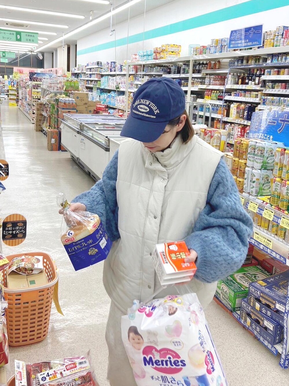 「ボリューム袖、ダウンベスト、キャップ、ざっくりニット、ケーブルニット、スウェットパンツ、ママコーデ、ちょこび、パンツコーデ、あったかコーデ、休日スタイル、冬服、カラー×コーデ、ブルー、ゆったりコーデ」｜「select MOCA by sonのオーバーサイズハニカムニット（ニット/セーター、ブルー系）」を使った、ちょこびさん（骨格ウェーブ・レディース・154cm）の冬コーディネートの2枚目の写真