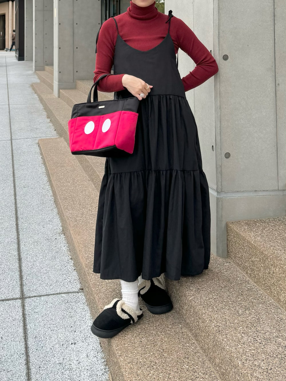 「日常に魔法を、ディズニーコーデ、PR、キャミワンピ、タートルネック、ロングワンピース、ママコーデ、秋のコーデ、秋冬コーデ、今日のコーデ、雨の日コーデ、ニットコーデ、ちょこび、お出かけコーデ、秋っぽコーデ更新中」｜「Ada.のティアード キャミワンピース（ワンピース、ブラック系）」を使った、ちょこびさん（骨格ウェーブ・レディース・154cm）の秋コーディネートの3枚目の写真