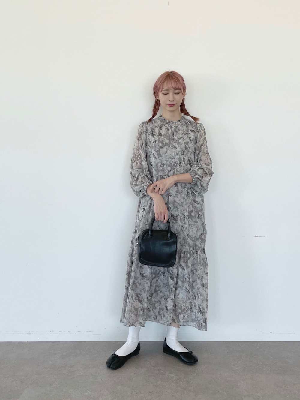 「ワンピース、柄ワンピース、足袋バレエ、バレエシューズ、モノトーン、今日のコーデ、低身長女子、秋コーデ、ボストンバッグ、秋冬コーデ、おでかけ、デート、プチプラコーデ、ロングワンピース、ワンピーススタイル」｜「SLURRのストーン柄ティアードフレアハイネックワンピース（ワンピース、グレー系）」を使った、ちょこびさん（レディース・154cm）の秋コーディネートの2枚目の写真