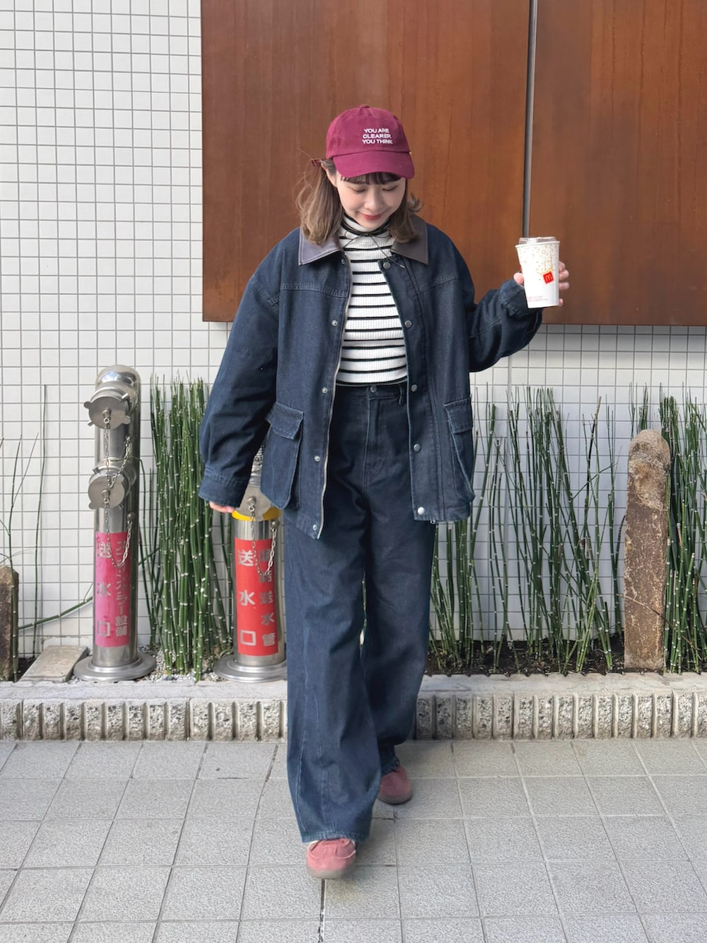 ホワイト系のニット/セーター、ブラウン系のスニーカー、ブルー系のデニムジャケットを着用したレディースの冬コーディネートの2枚目の写真