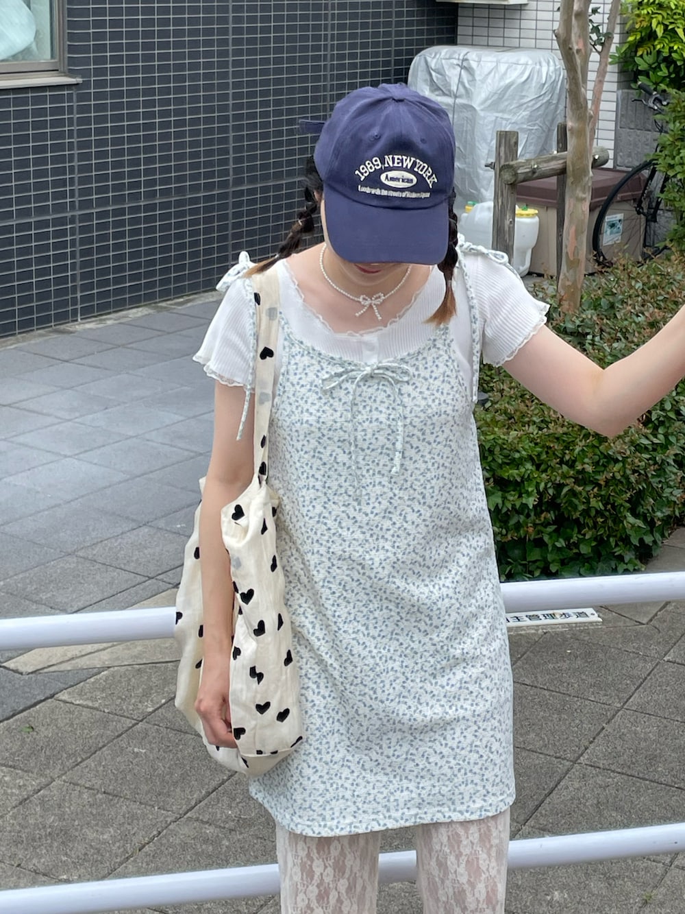 「レイヤードスタイル、プチプラ、夏コーデ、キャミワンピース、キャミサロペット、花柄、トートバッグ、サンダルコーデ」｜「WCのリトルフラワーワッフルキャミワンピース（ワンピース、ホワイト系）」を使った、ちょこびさん（骨格ウェーブ・レディース・154cm）の夏コーディネートの3枚目の写真