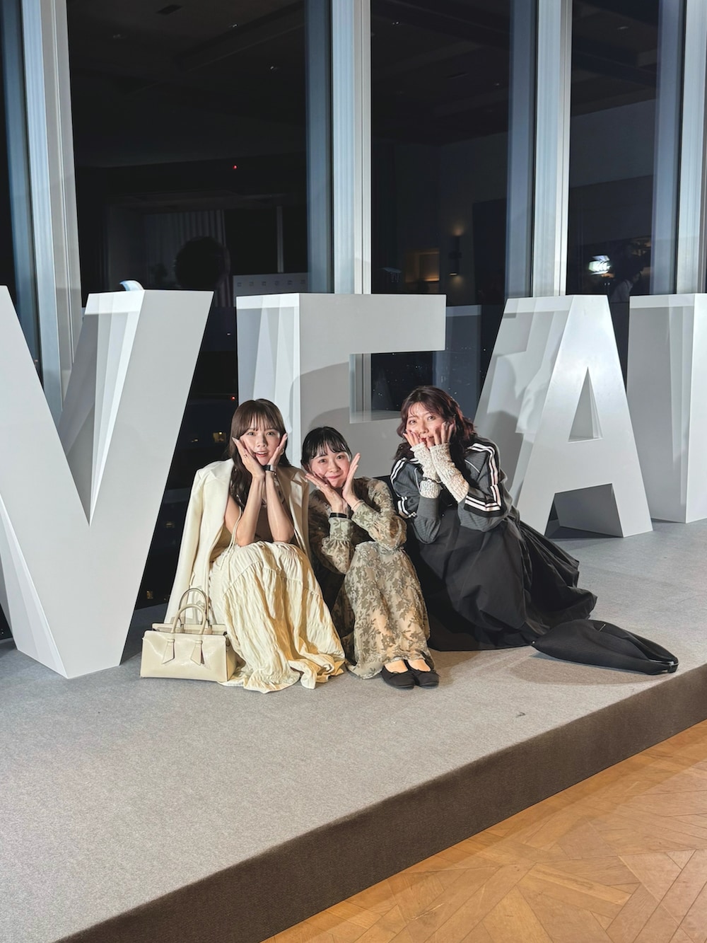 グリーン系のワンピース、ブラック系のショルダーバッグ、ブラック系のバレエシューズを着用したレディースの春コーディネートの3枚目の写真