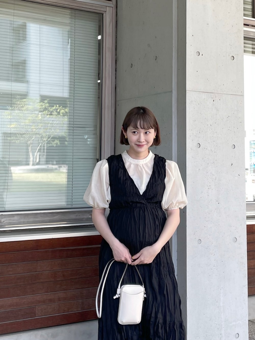 「ロングワンピース、モノトーン、モノトーンコーデ、カンフーシューズ、マタニティ、マタニティコーデ、初夏コーデ、春、今日のコスメと服、妊婦コーデ、妊娠8ヶ月、韓国ファッション、休日スタイル、ボリューム袖、お出かけコーデ日記」｜「w closetのしわ加工バックリボンカシュクールワンピース（ワンピース、ブラック系）」を使った、ちょこびさん（骨格ウェーブ・レディース・154cm）の春コーディネートの2枚目の写真