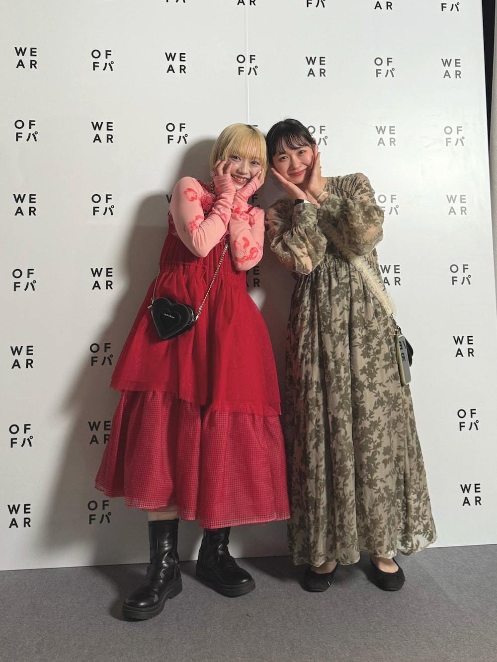 グリーン系のワンピース、ブラック系のショルダーバッグ、ブラック系のバレエシューズを着用したレディースの春コーディネートの2枚目の写真