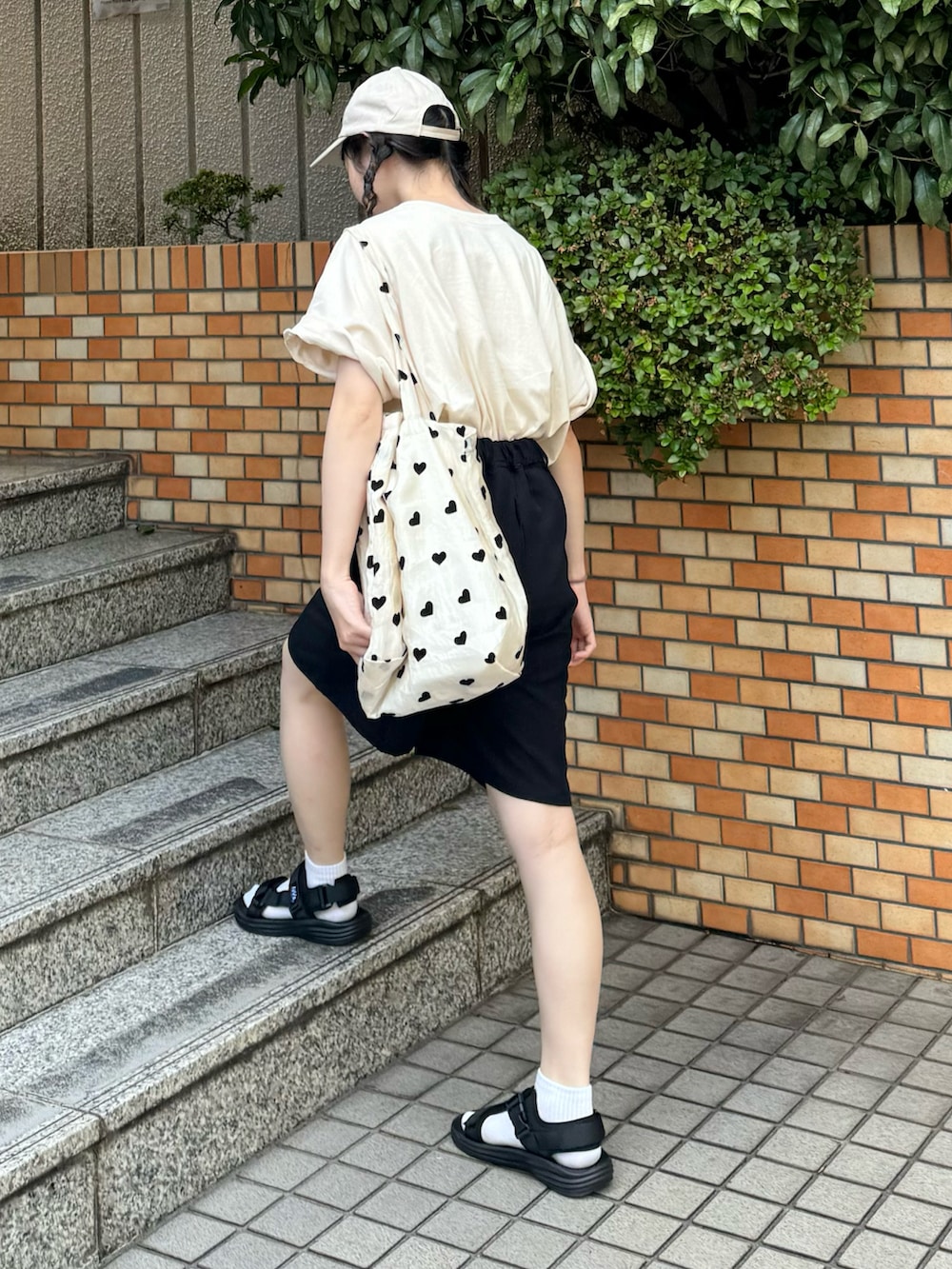 「モノトーン、プチプラ、ハーフパンツ、サンダル、サンダルに靴下、キャップ、スポーツミックス、スポーティ、パンツスタイル、初夏コーデ、Tシャツ、ちょこび、ママコーデ、夏服、低身長」｜「Javaの《Javaジャバコラボ》色違いで揃えたくなるTee。オーガニックコットン混　綿100％前後2wayステッチ刺繍半袖Tシャツ（Tシャツ/カットソー、ホワイト系）」を使った、ちょこびさん（骨格ウェーブ・レディース・154cm）の夏コーディネートの2枚目の写真