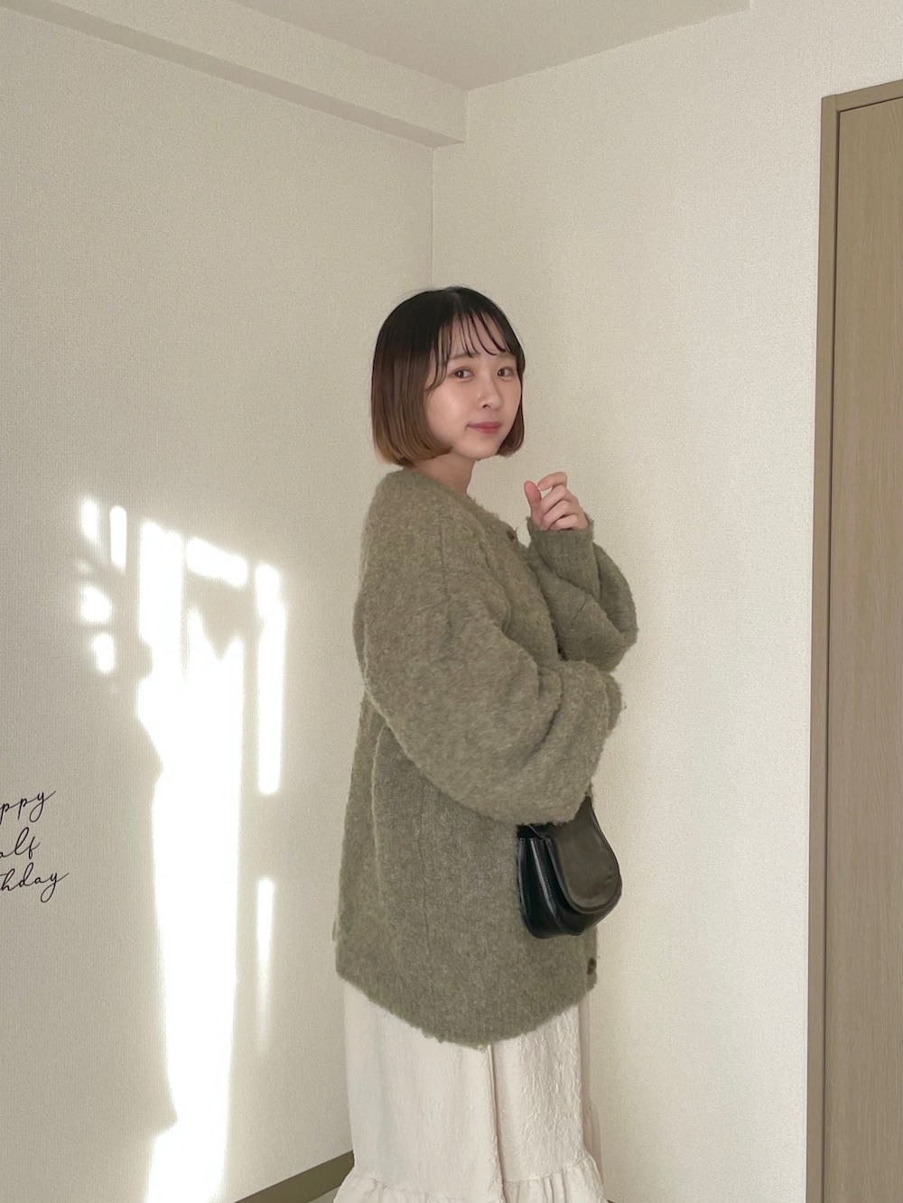 「おでかけコーデ、ティアードスカート、ニットカーディガン、グリーン、ピスタチオグリーン、ロングスカート、今日のコスメと服、淡色コーデ、ショルダーバッグ、冬服、休日スタイル、ニット、レイヤードスタイル、ボブ、ママコーデ」｜「forksy.の【forksy.】2wayブークレニットクルーネックカーディガン（カーディガン/ボレロ、グリーン系）」を使った、ちょこびさん（骨格ウェーブ・レディース・154cm）の冬コーディネートの3枚目の写真