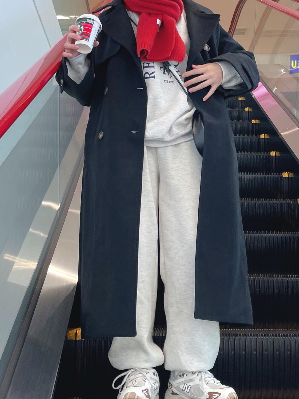 「ファッションを楽しもう、今日のコスメと服、トレンチコート、スタンドカラー、マフラー、マフラーぐるぐる、低身長、ママコーデ、ママファッション、ちょこび、休日コーデ、スウエットパンツ、ロゴスウェット、スニーカーコーデ、冬コーデ」｜「Chillfarのアーチロゴスウェット（スウェット、ベージュ系）」を使った、ちょこびさん（骨格ウェーブ・レディース・154cm）の秋コーディネートの4枚目の写真