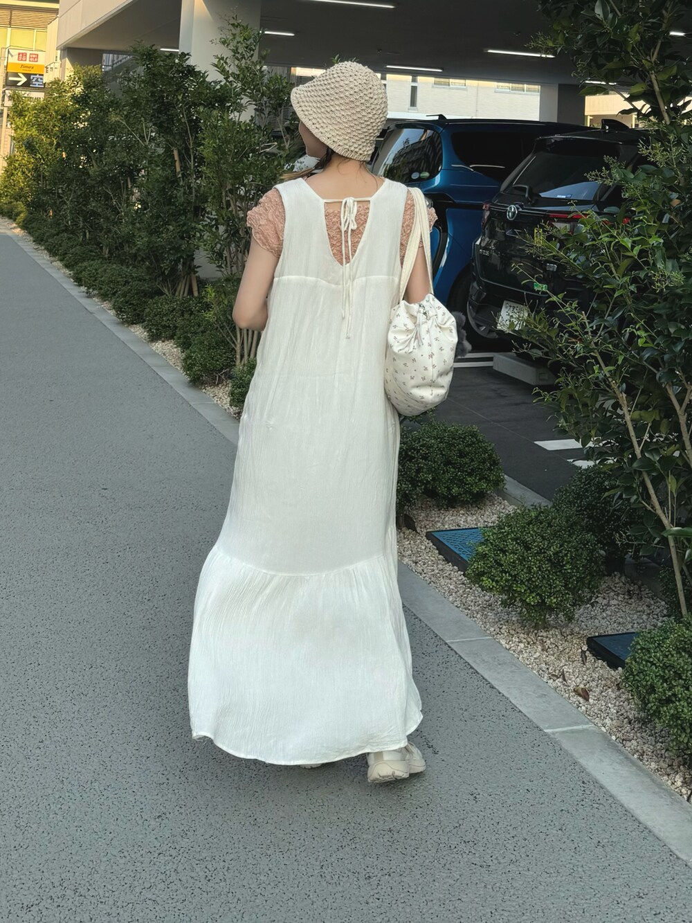 「ロングワンピース、ワンピース、ポコポコ、チューリップハット、ママコーデ、韓国ファッション、低身長、ボストンバッグ、休日コーデ、夏服、楽チンコーデ、ちょこび、帽子、スリコ、3coins」｜「mysticの【4色展開】シャーリングＴ（シャツ/ブラウス、ピンク系）」を使った、ちょこびさん（骨格ウェーブ・レディース・154cm）の夏コーディネートの2枚目の写真