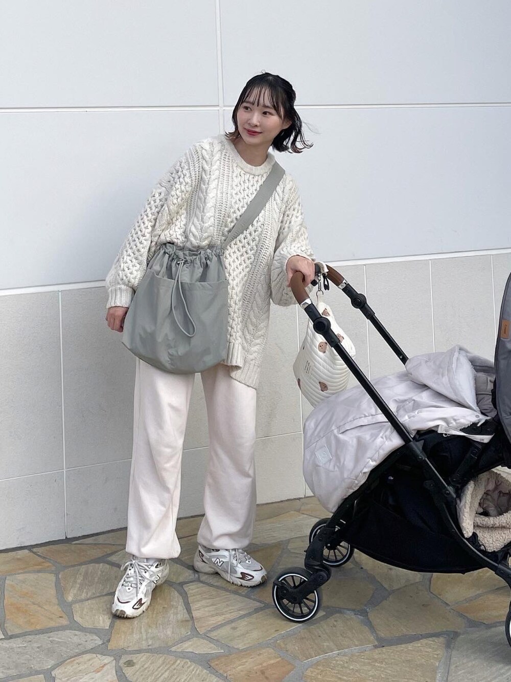 「ニットコーデ、白コーデ、ケーブルニット、スウェットパンツ、GUコーデ、GU、ママコーデ、スニーカーコーデ、ちょこび、春服、春色、カジュアルコーデ、ワントーンコーデ、春、巾着バッグ」｜「ANGIEの【2023AW】オーバーサイズケーブルニット（ニット/セーター、ホワイト系）」を使った、ちょこびさん（骨格ウェーブ・レディース・154cm）の冬コーディネートの3枚目の写真