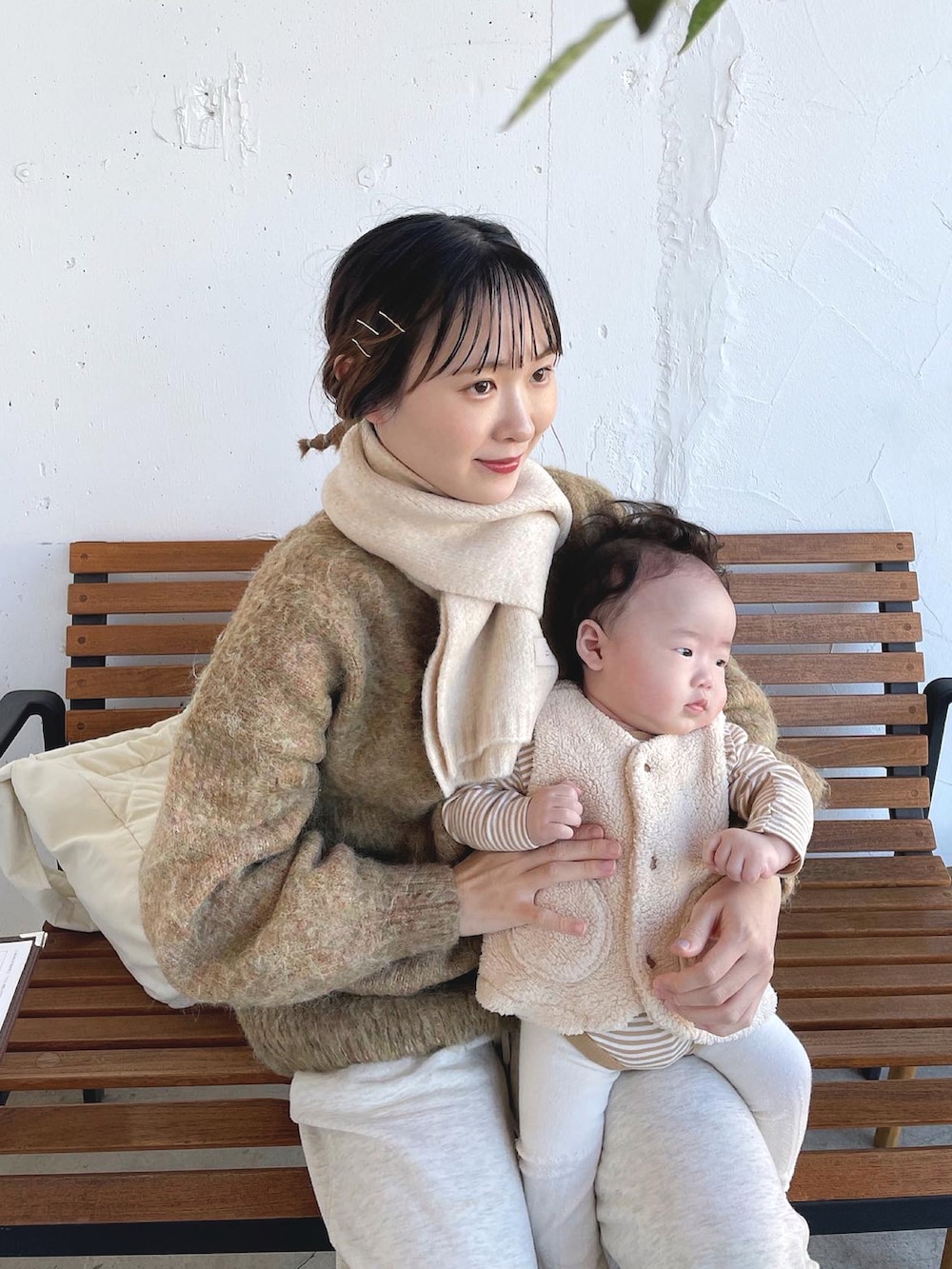 「ファッションを楽しもう、あったかコーデ、親子コーデ、リンクコーデ、シミラールック、スウェットパンツ、スニーカーコーデ、ママコーデ、マフラー、秋服、ニットコーデ、ちょこび、今日のコスメと服、冬コーデ、おそろいコーデ」｜「moi tyttoのふわふわニットマフラー（マフラー、ベージュ系）」を使った、ちょこびさん（骨格ウェーブ・レディース・154cm）の秋コーディネートの2枚目の写真