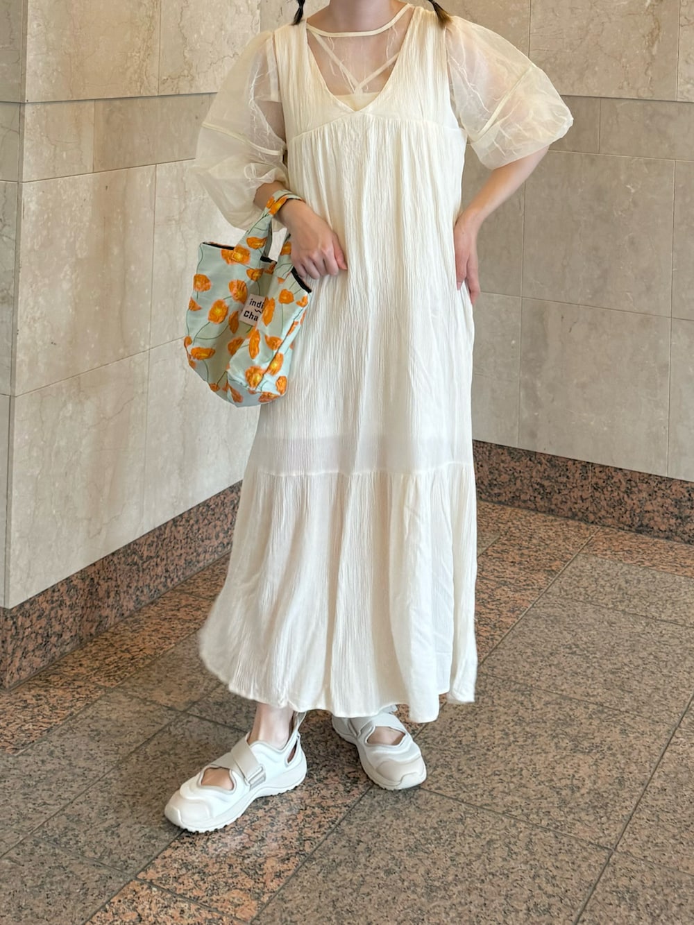 「シアートップス、シアー、ワッシャースカート、夏コーデ、白スニーカー、白ワンピース、夏服、休日スタイル、楽チンコーデ、ママコーデ、今日のコーデ、おでかけコーデ、ロングワンピース、低身長、ちょこび」｜「mily biletの【mily bilet】さらりと旬顔、ワッシャーシアー素材マキシワンピース（ワンピース、ホワイト系）」を使った、ちょこびさん（骨格ウェーブ・レディース・154cm）の夏コーディネートの3枚目の写真