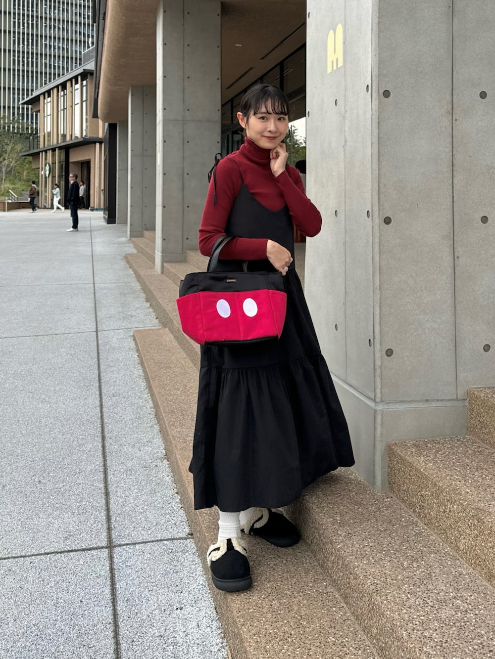 「日常に魔法を、ディズニーコーデ、PR、キャミワンピ、タートルネック、ロングワンピース、ママコーデ、秋のコーデ、秋冬コーデ、今日のコーデ、雨の日コーデ、ニットコーデ、ちょこび、お出かけコーデ、秋っぽコーデ更新中」｜「Ada.のティアード キャミワンピース（ワンピース、ブラック系）」を使った、ちょこびさん（骨格ウェーブ・レディース・154cm）の秋コーディネートの2枚目の写真